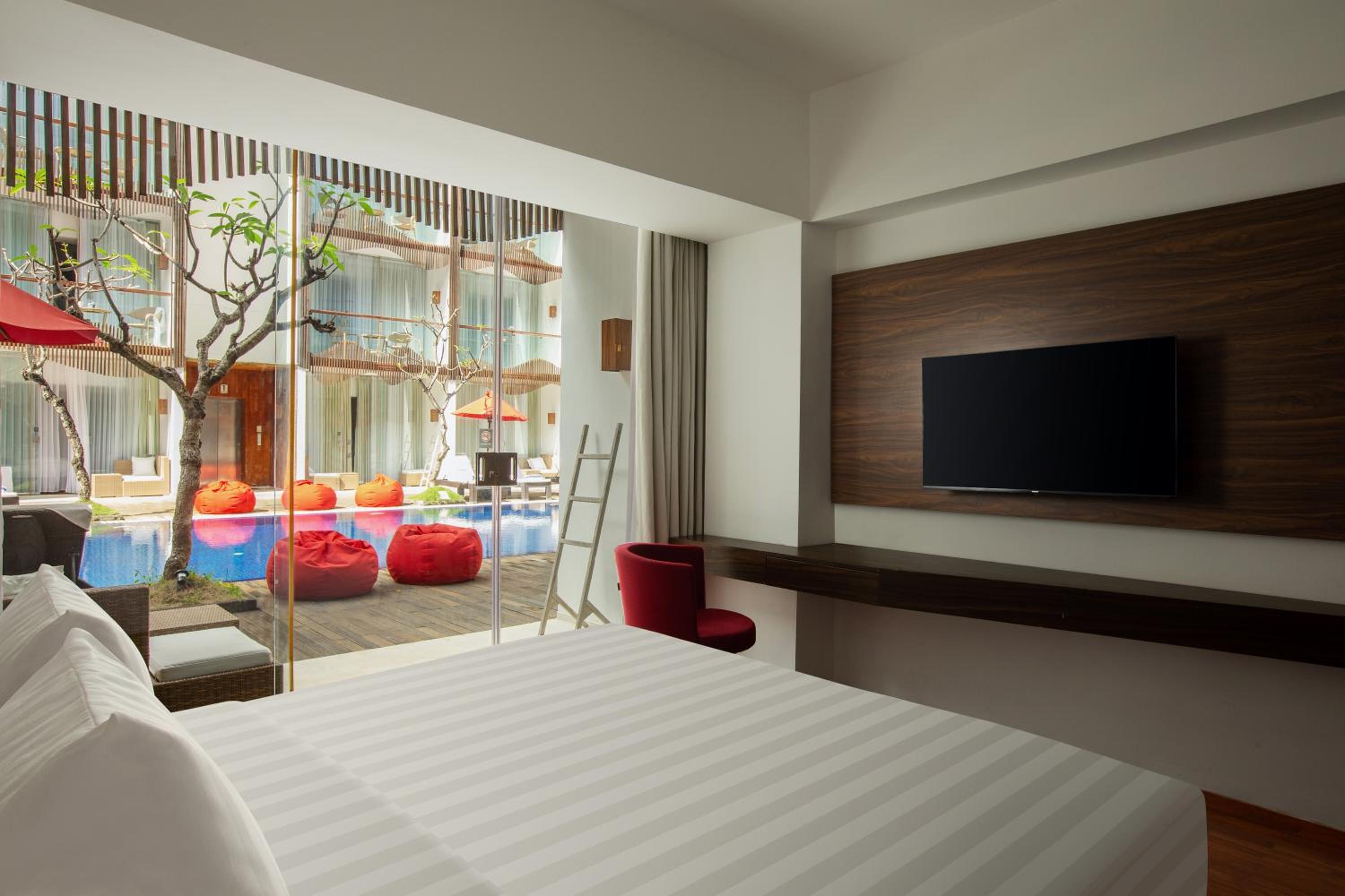 Deluxe Double or Twin Room with Pool Access photo 2