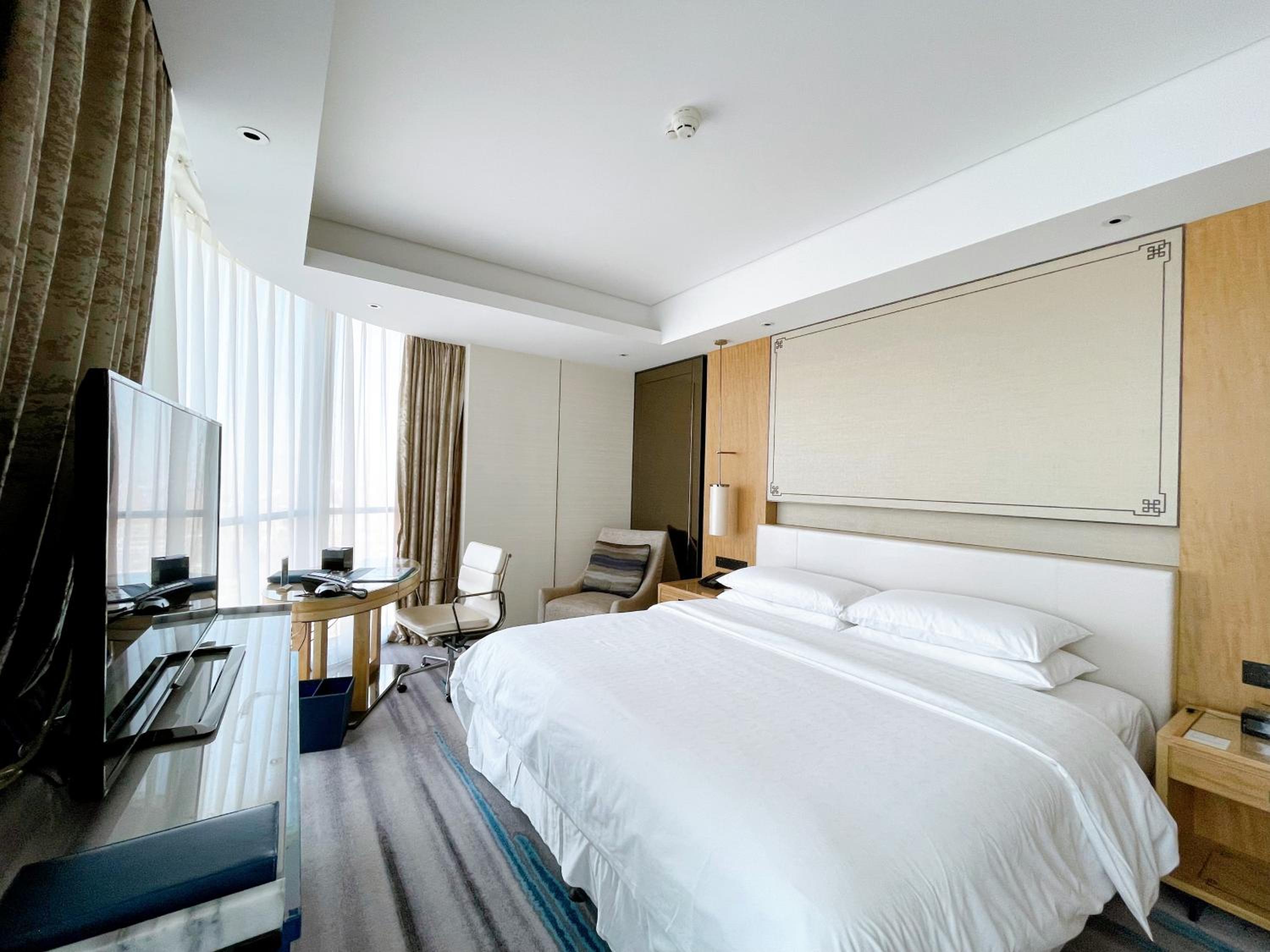 Deluxe King Bed Room, Guest room, 1 King, City view