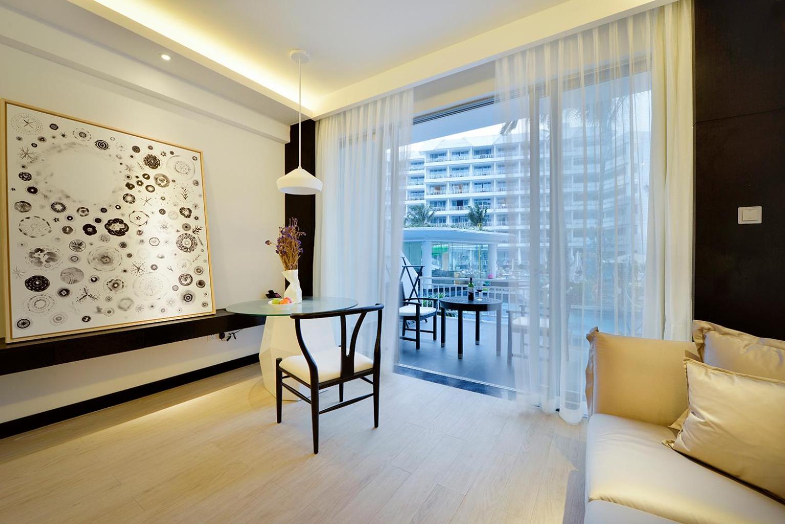 Deluxe Pool Access Room