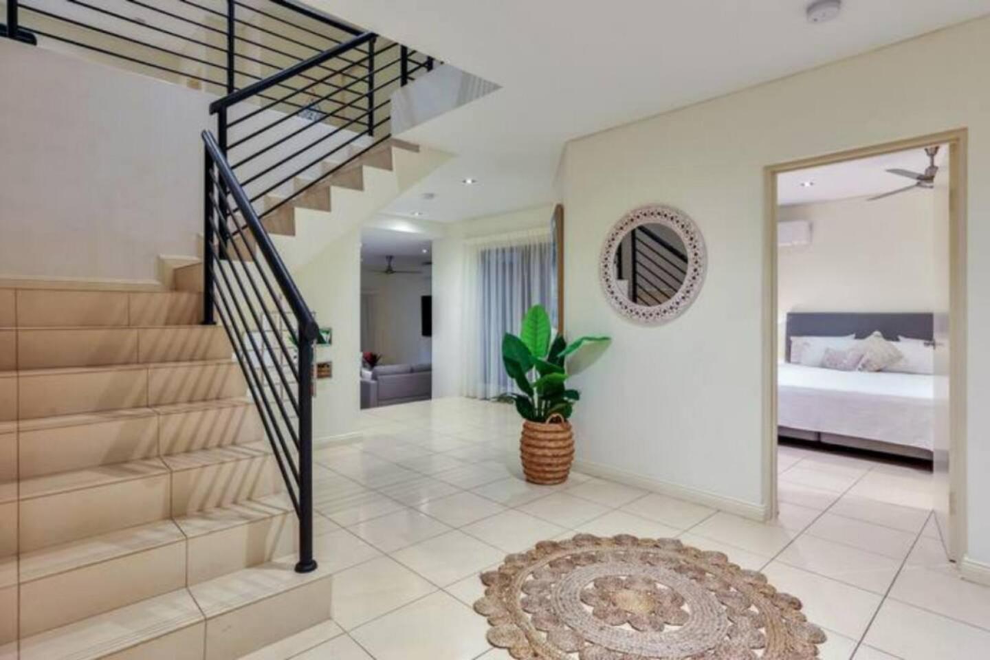Five-Bedroom House photo 1
