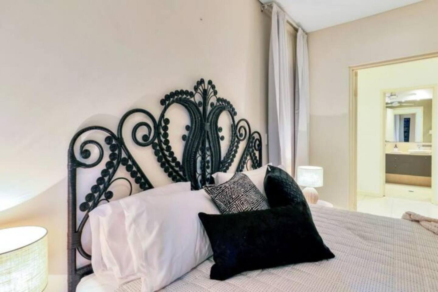 Five-Bedroom House photo 2