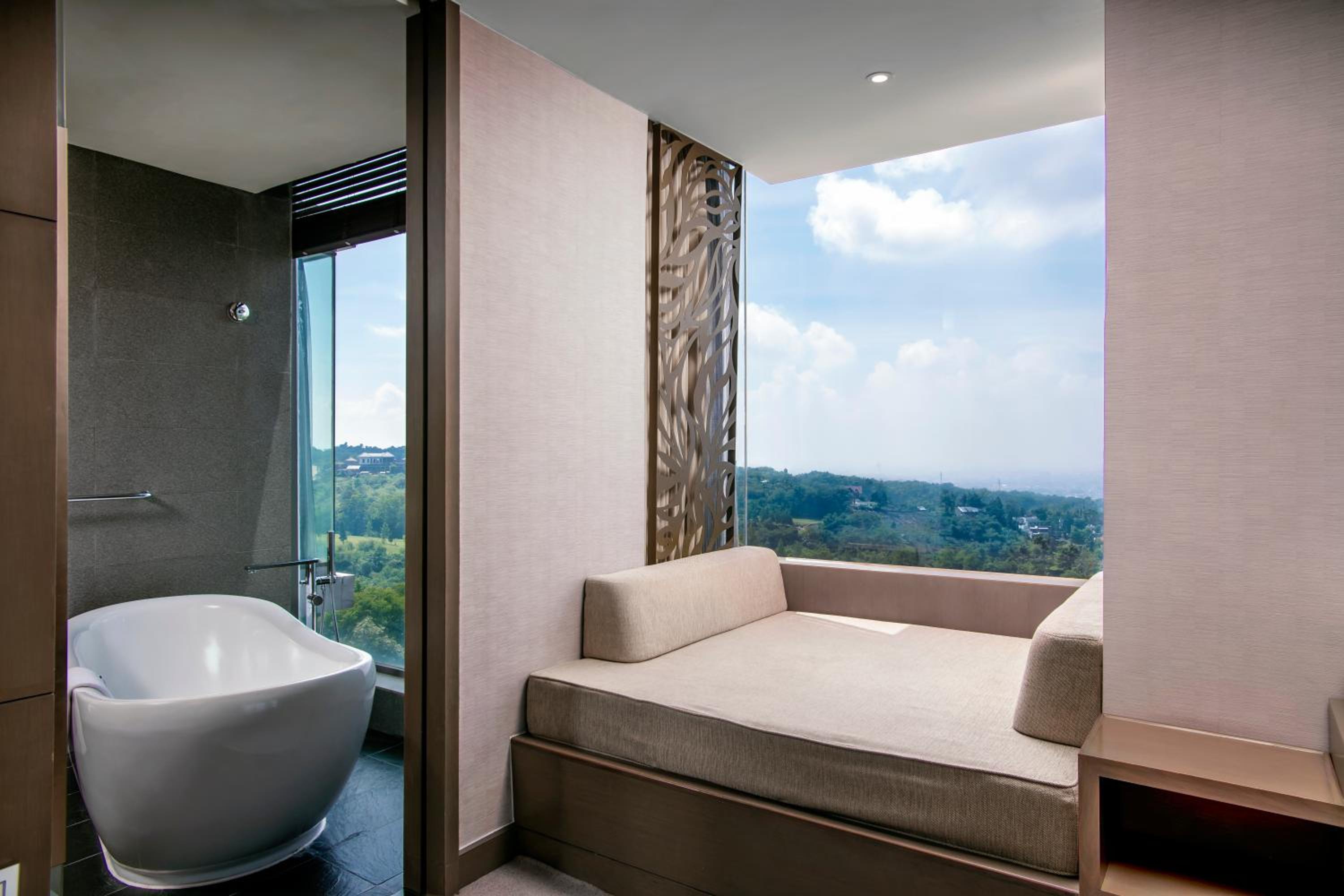 Premium Twin Room thumbnail 5