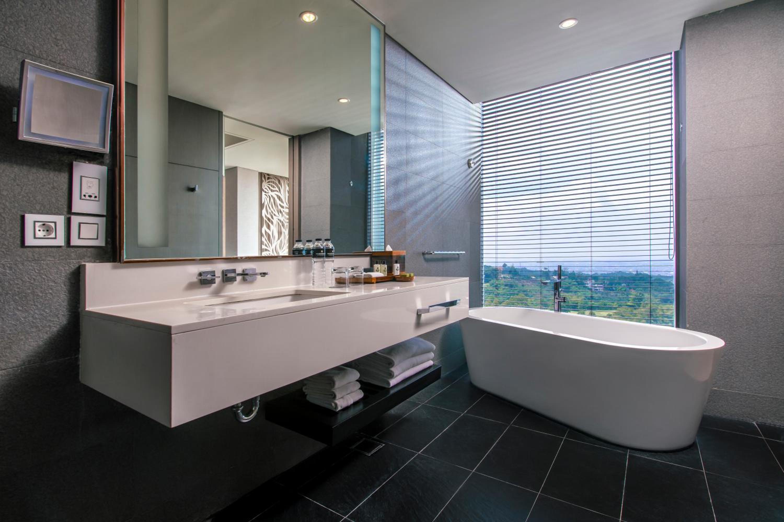 Premium Twin Room thumbnail 6