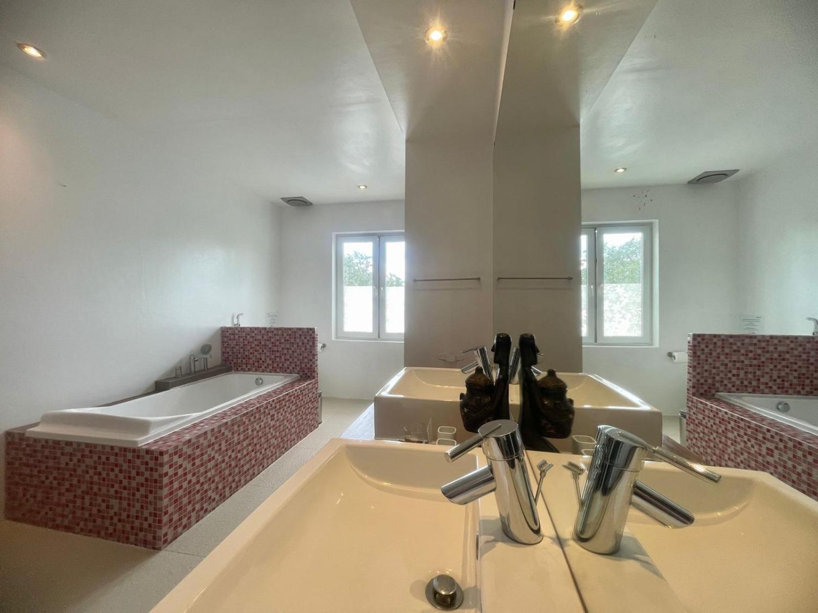 Triple King Suite Room - Photo 7