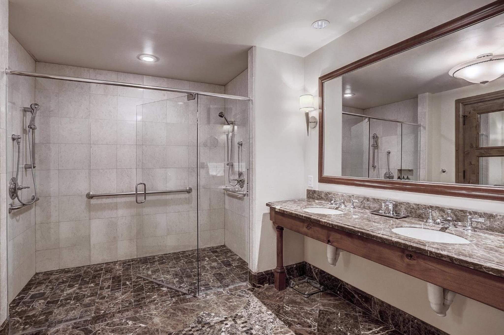 Deluxe King Room - Photo 11