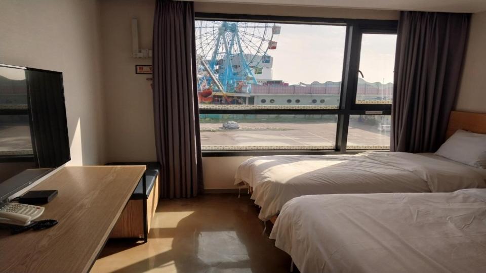 Standard Twin Room with Ferris wheel View - Photo 4