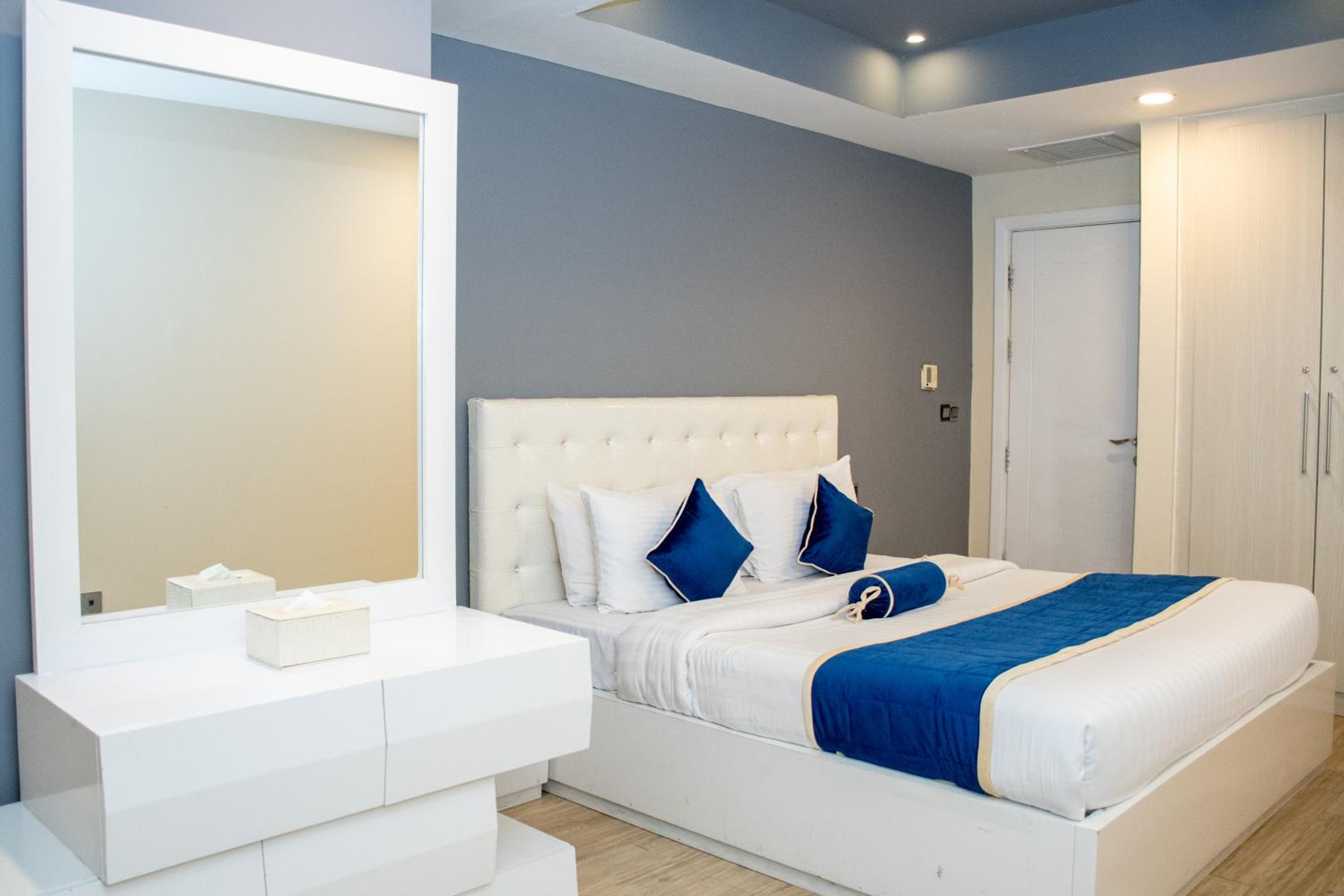 One-Bedroom Apartment - Photo 11