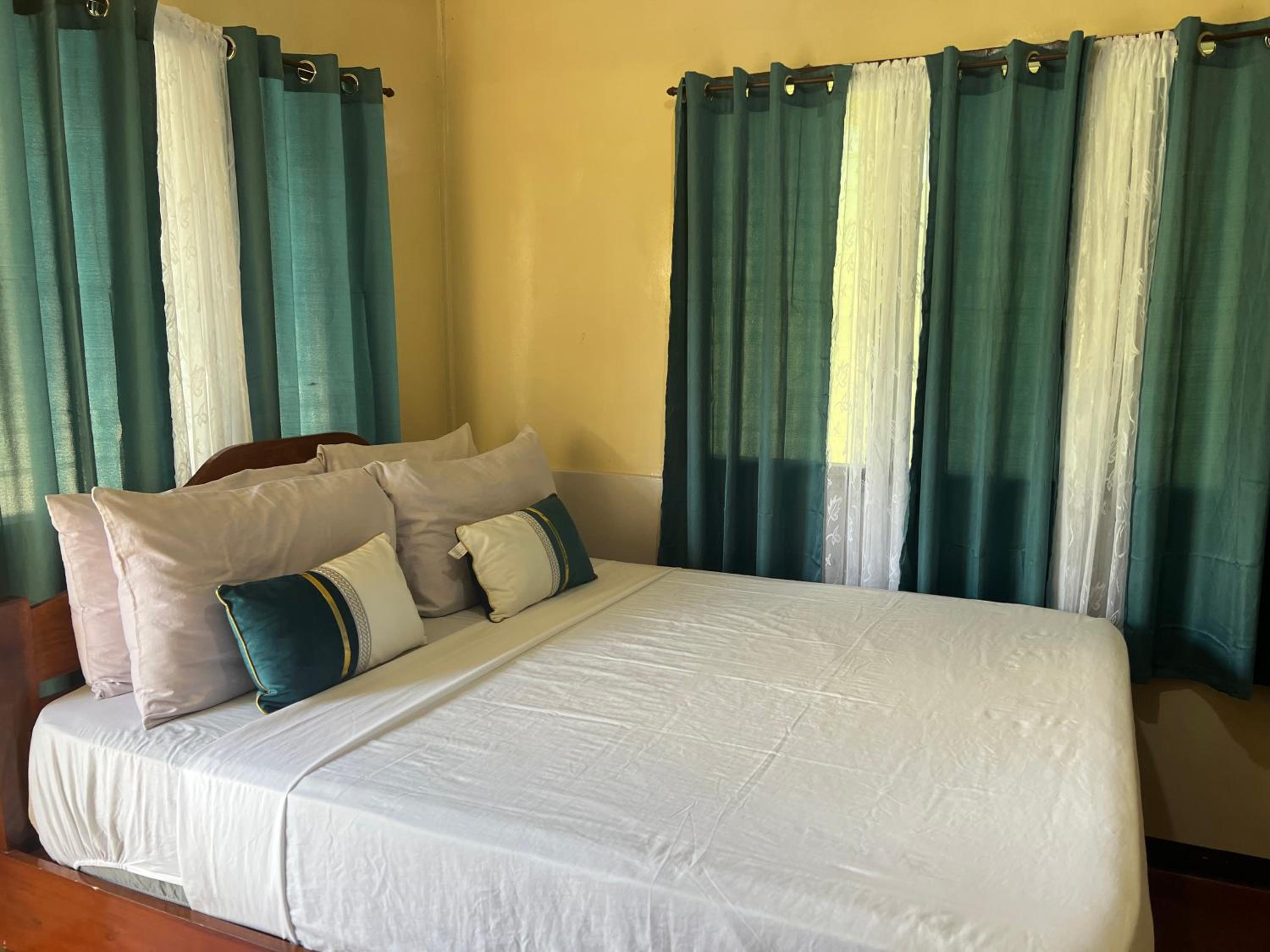 Quadruple Room with Private Bathroom - Photo 1