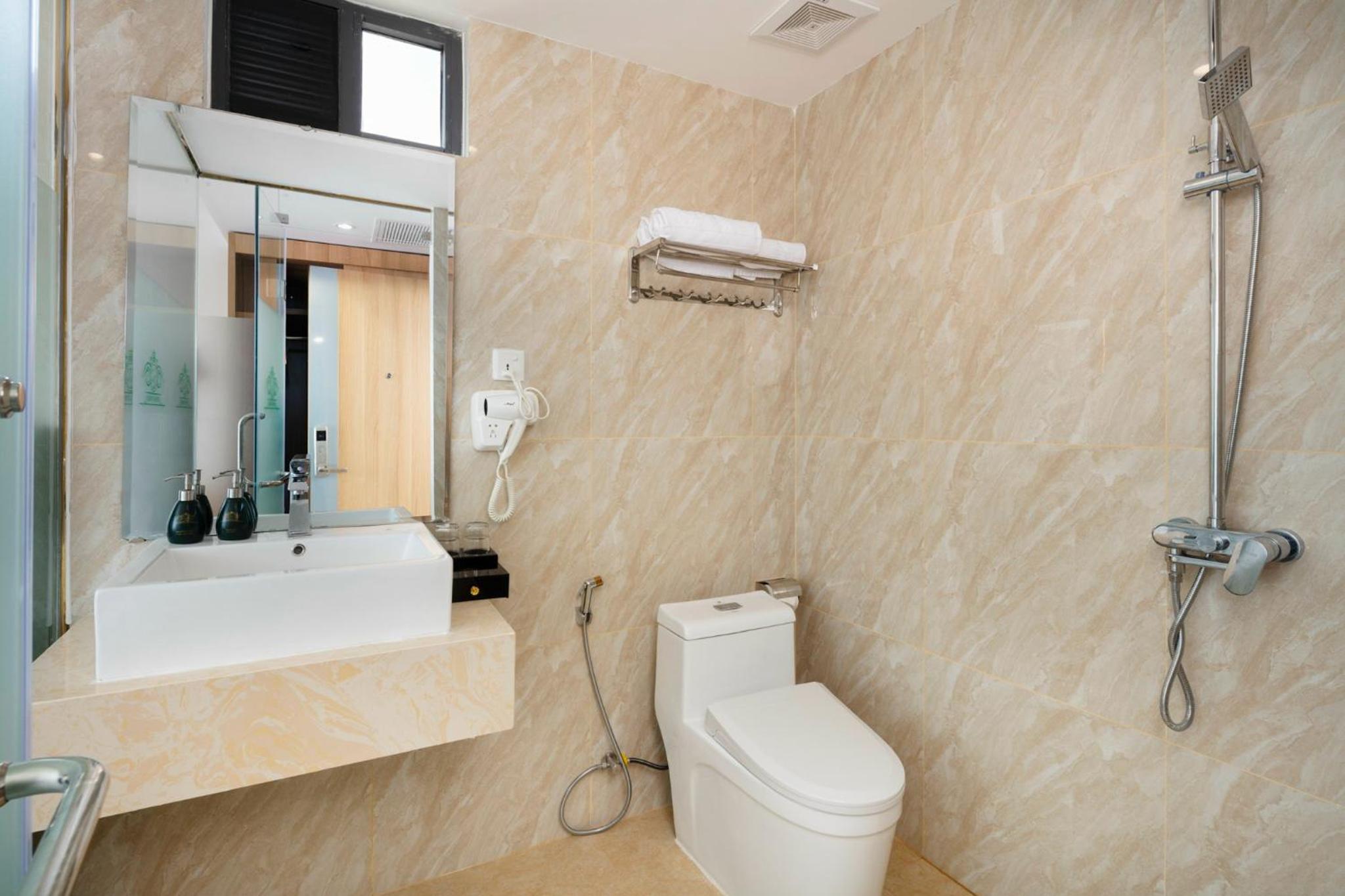 Superior Double or Twin Room with City View - Photo 6