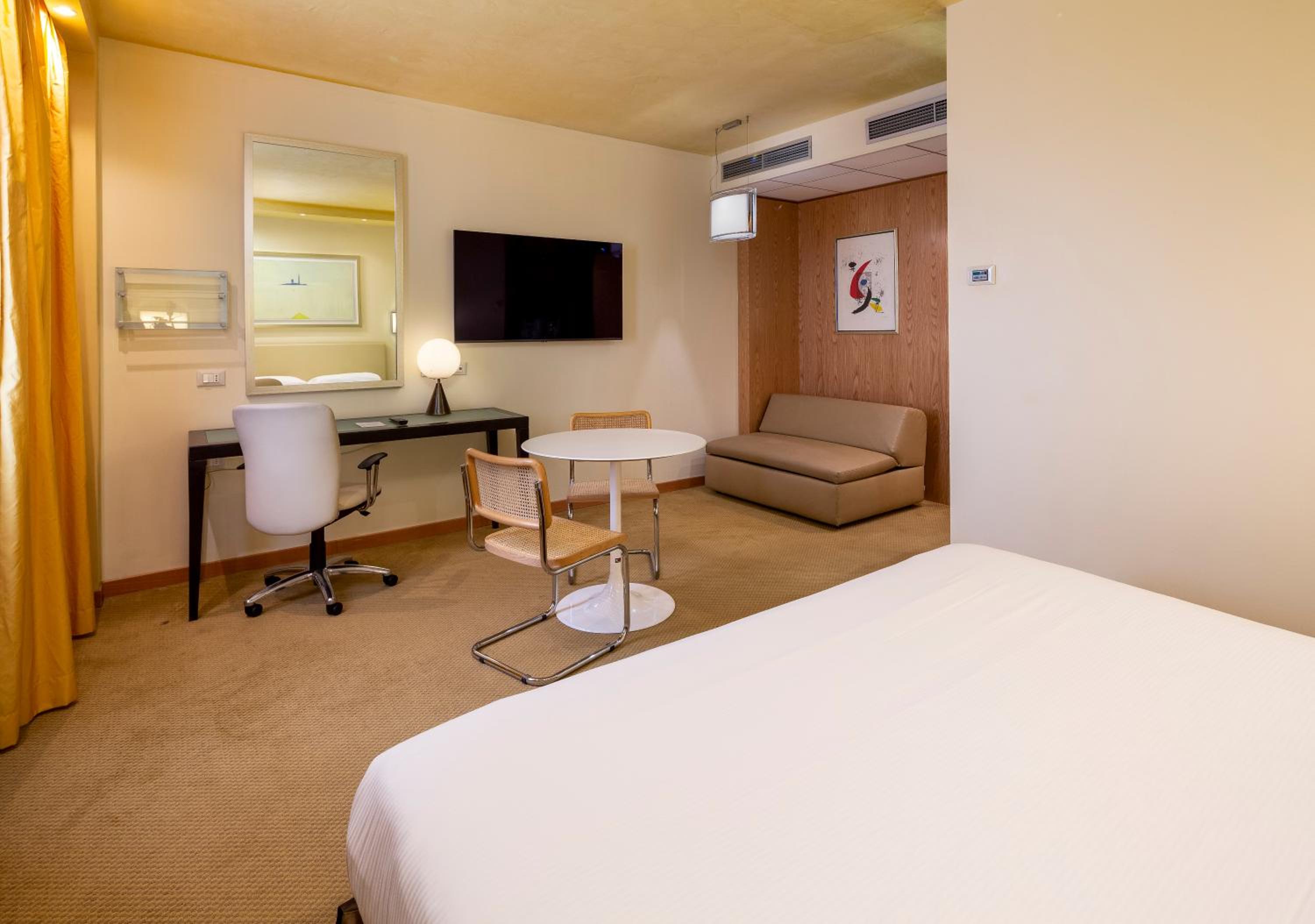 Premium King Room - Photo 2