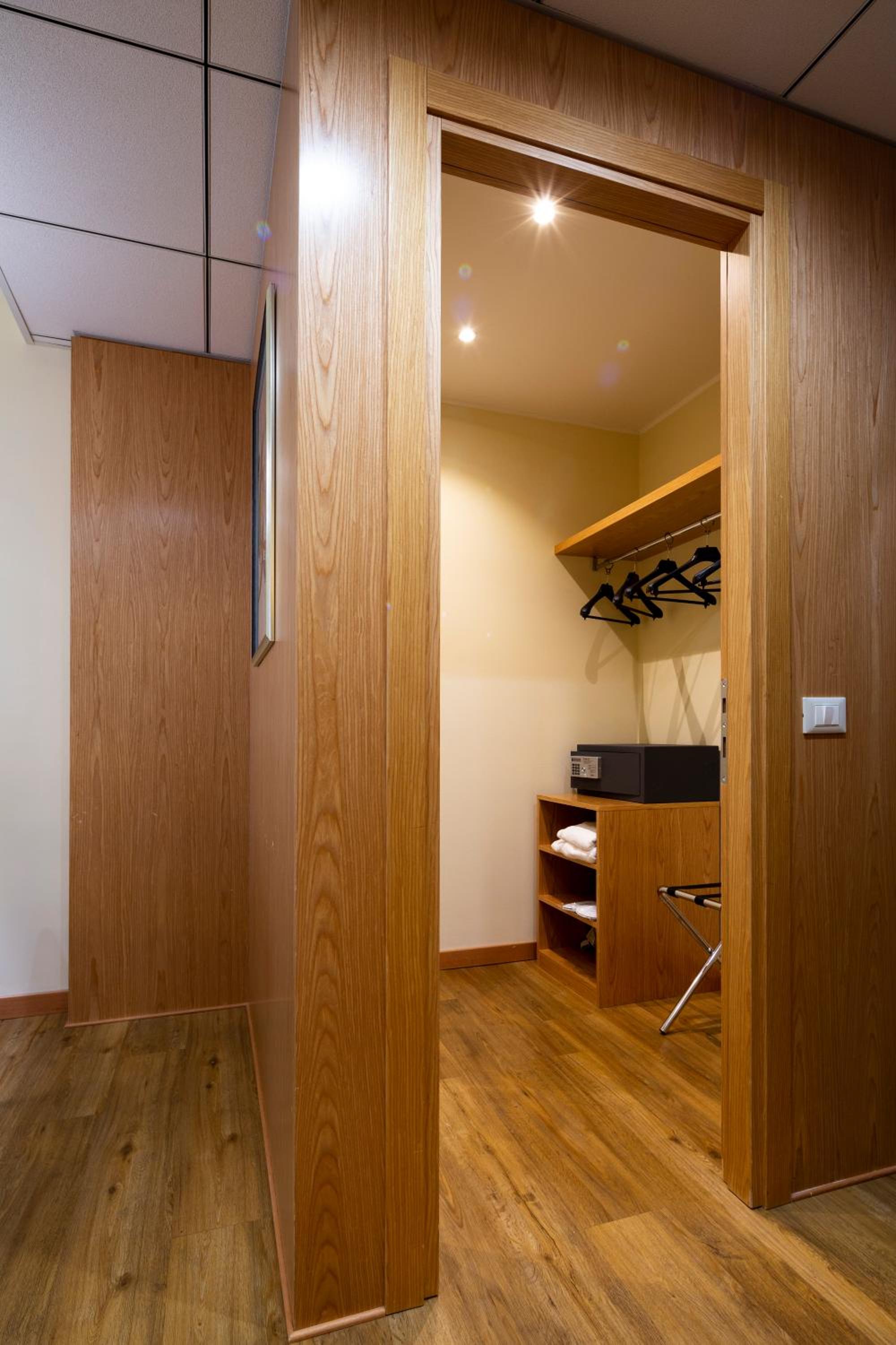 Junior King Suite - Photo 5