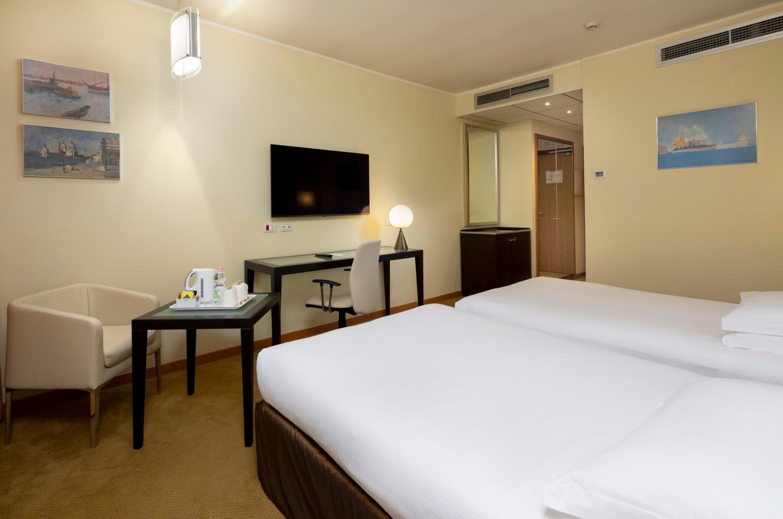 Standard Room with Two Single Beds - Photo 1