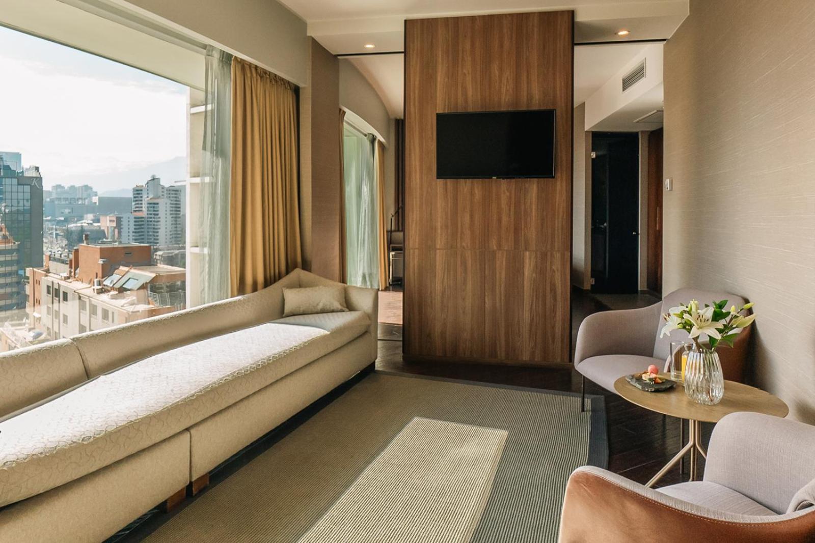 Junior King Suite with Seating Area photo 2