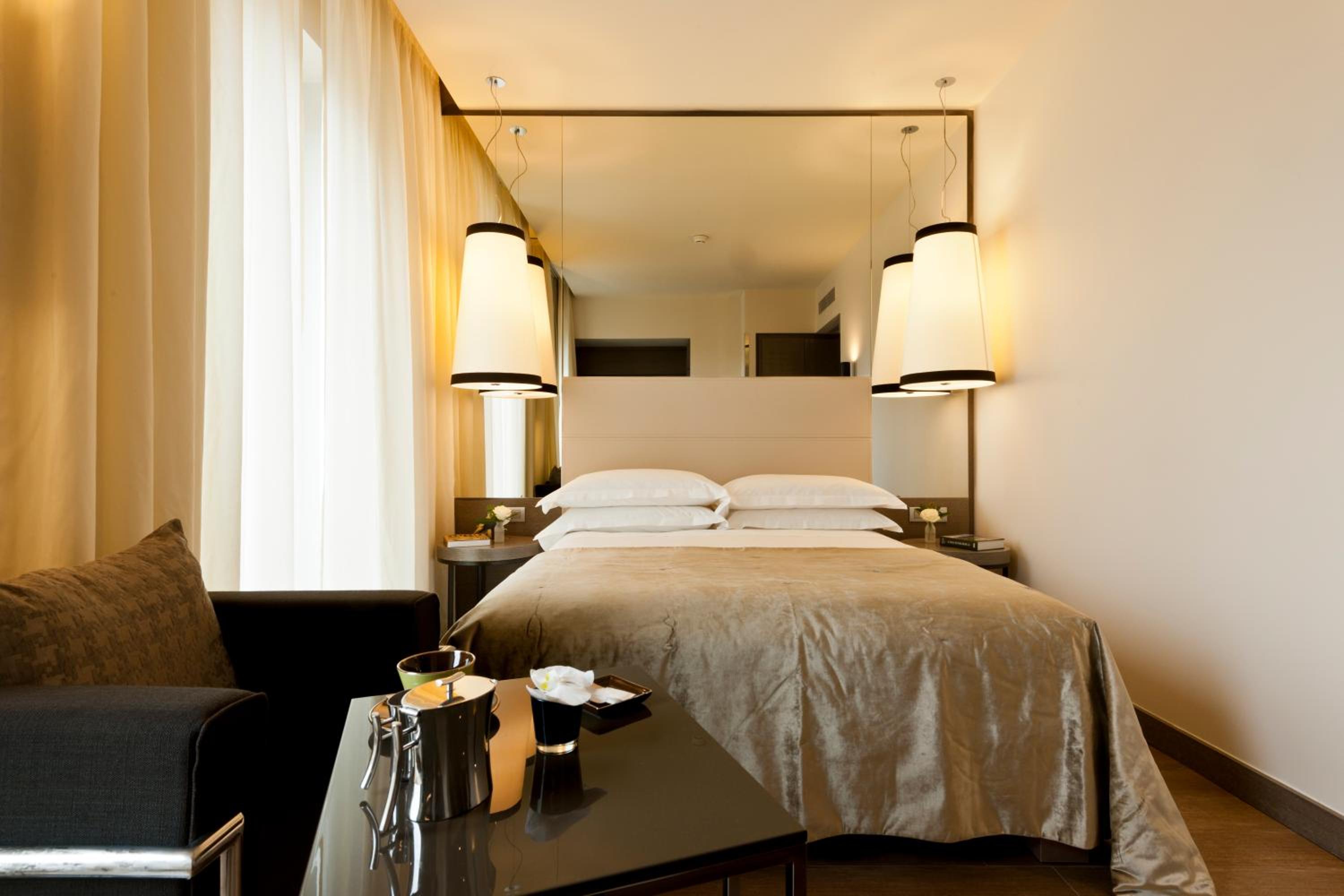 Deluxe Double or Twin Room with View thumbnail 5