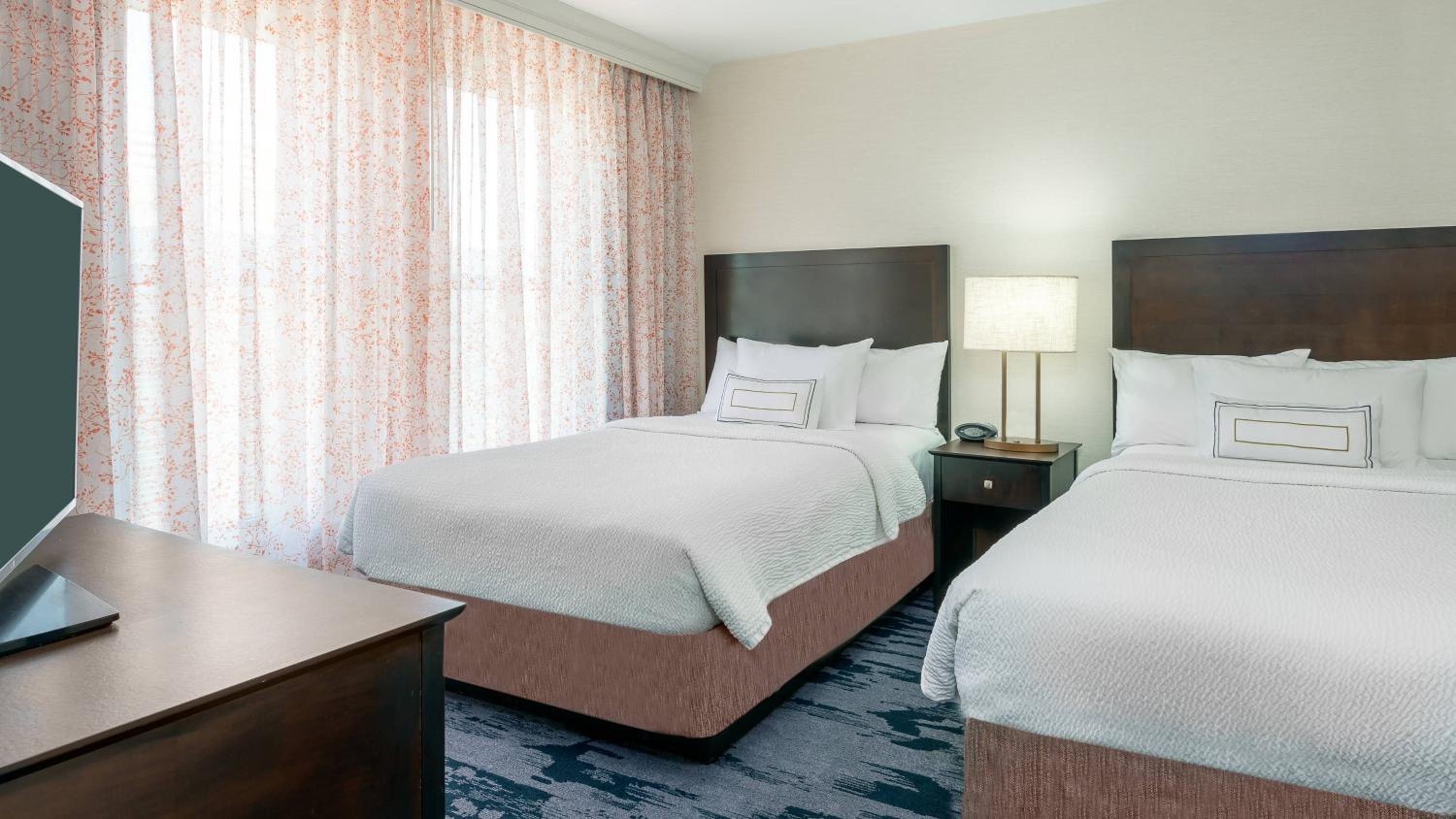 Two Double Beds Suite With Sofa Bed And Living Room - Photo 1