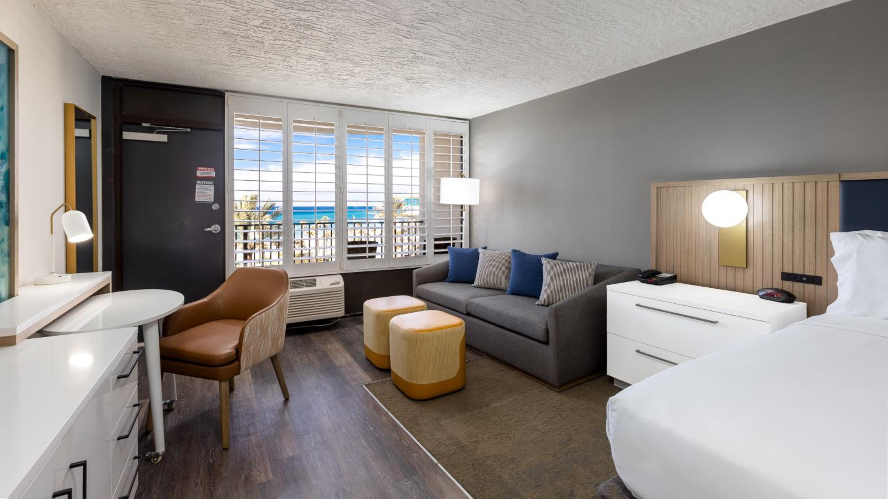 Standard King Room with Sofa Bed - Oceanfront - Photo 1
