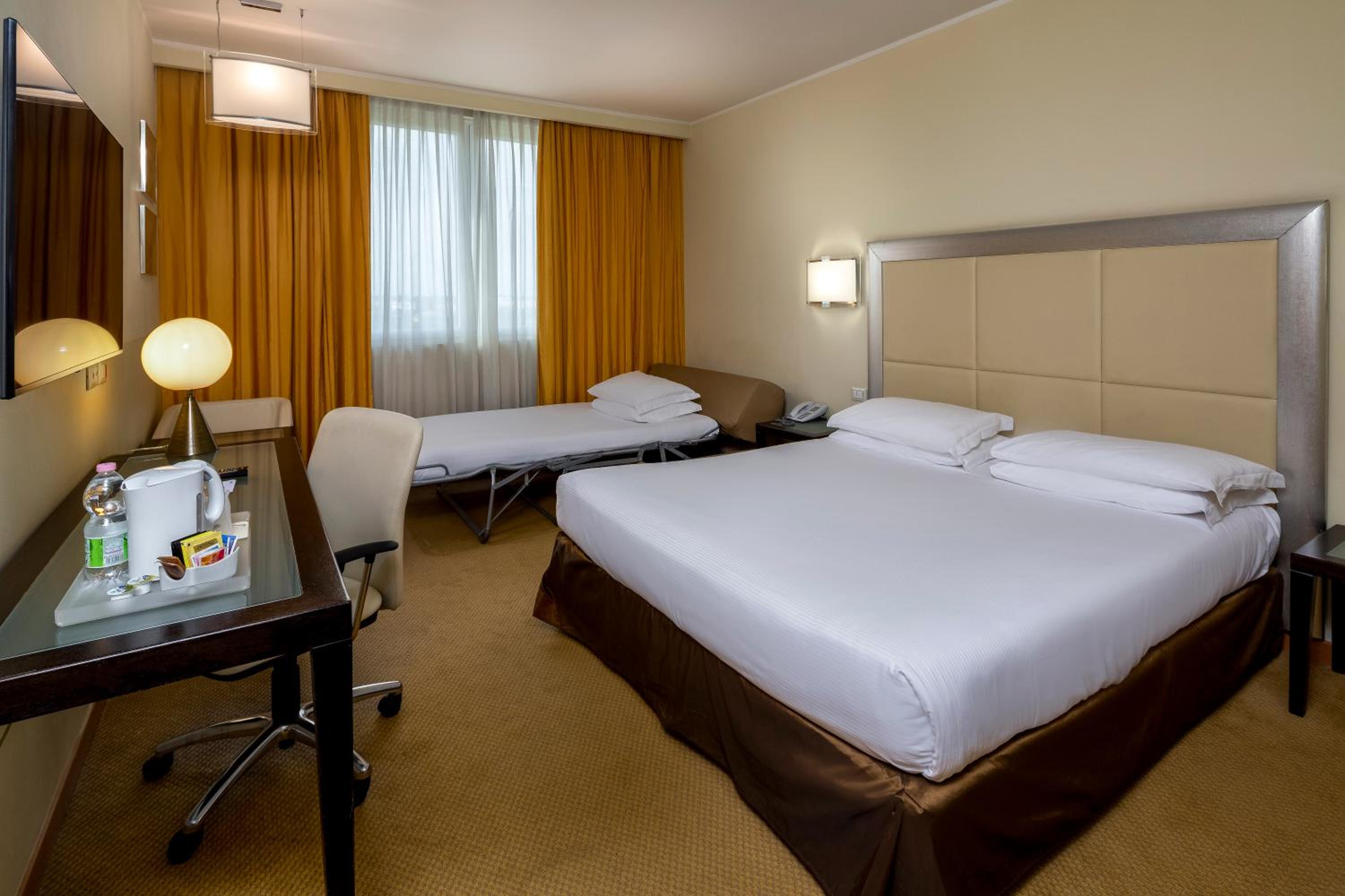 King Room with Sofa Bed - Photo 1
