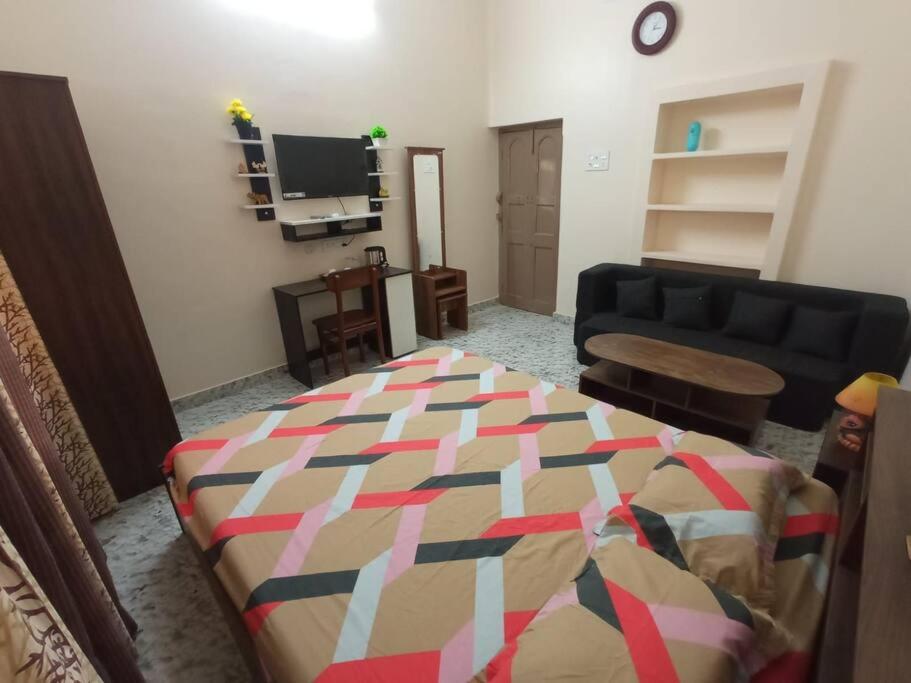 One-Bedroom Apartment photo 1