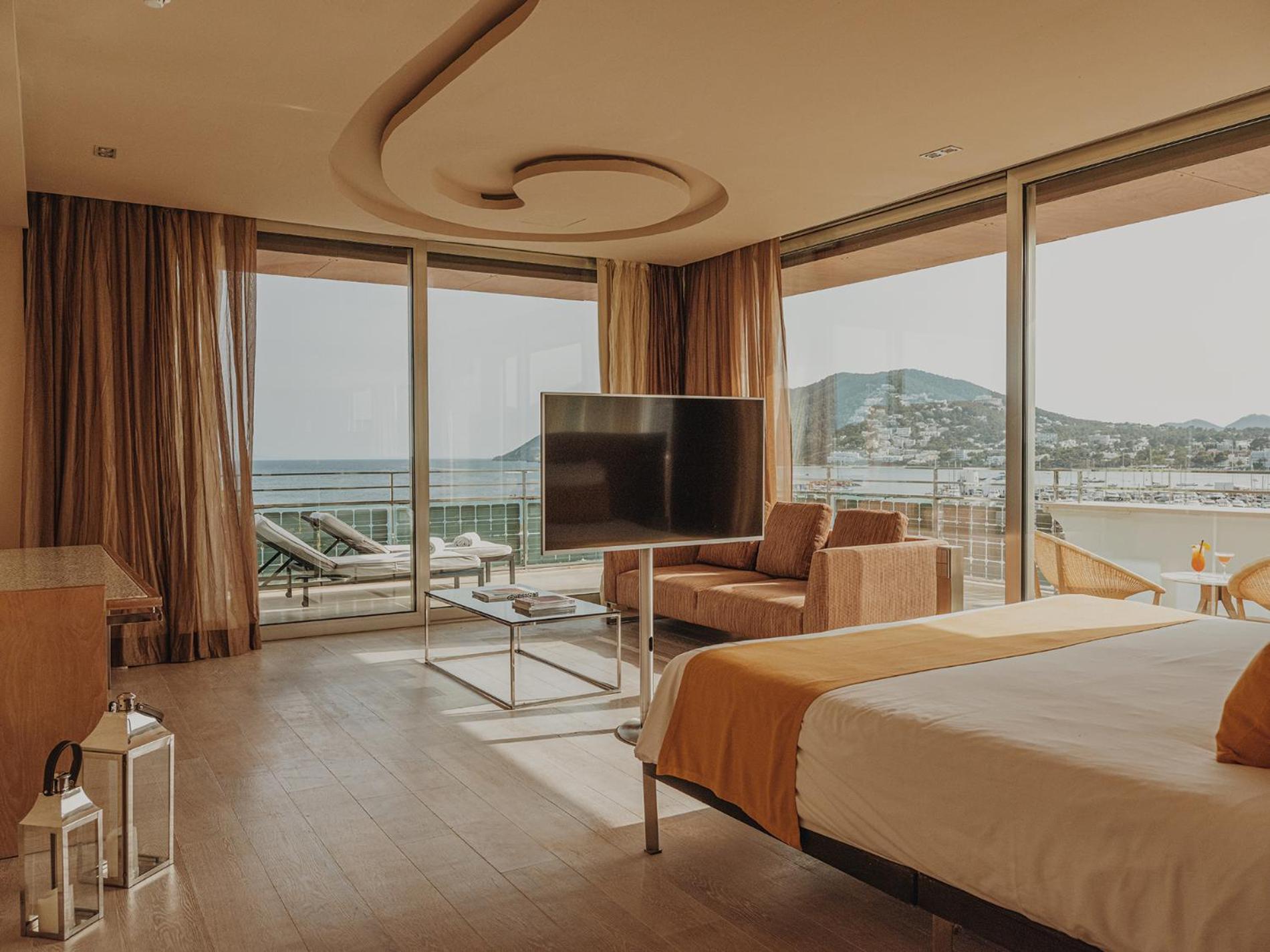 Suite Esquinera con Gran Terraza, Vista al Mar y acceso al SPA – Cloud 9 (2+2) photo