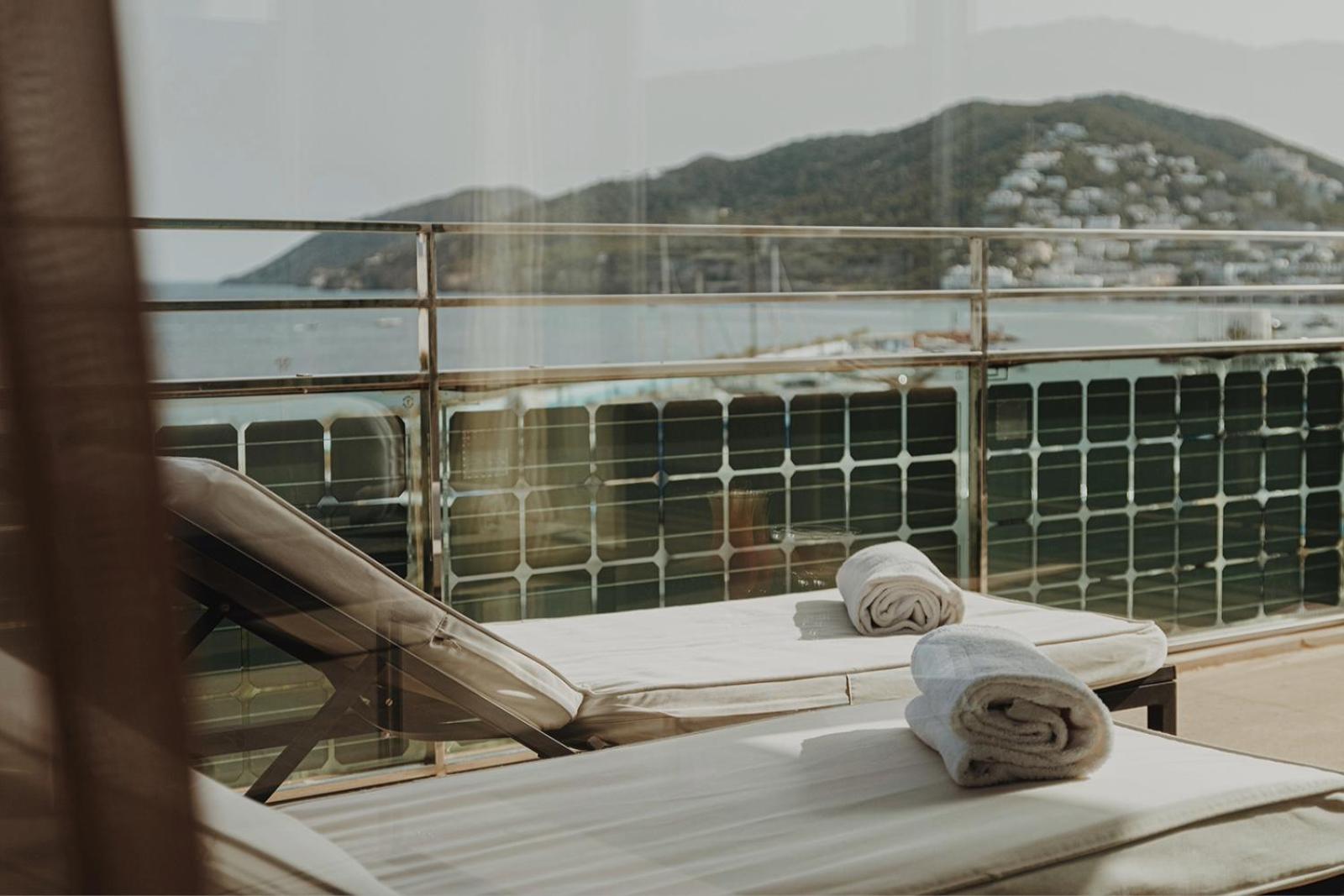 Suite Esquinera con Gran Terraza, Vista al Mar y acceso al SPA – Cloud 9 (2+2) photo