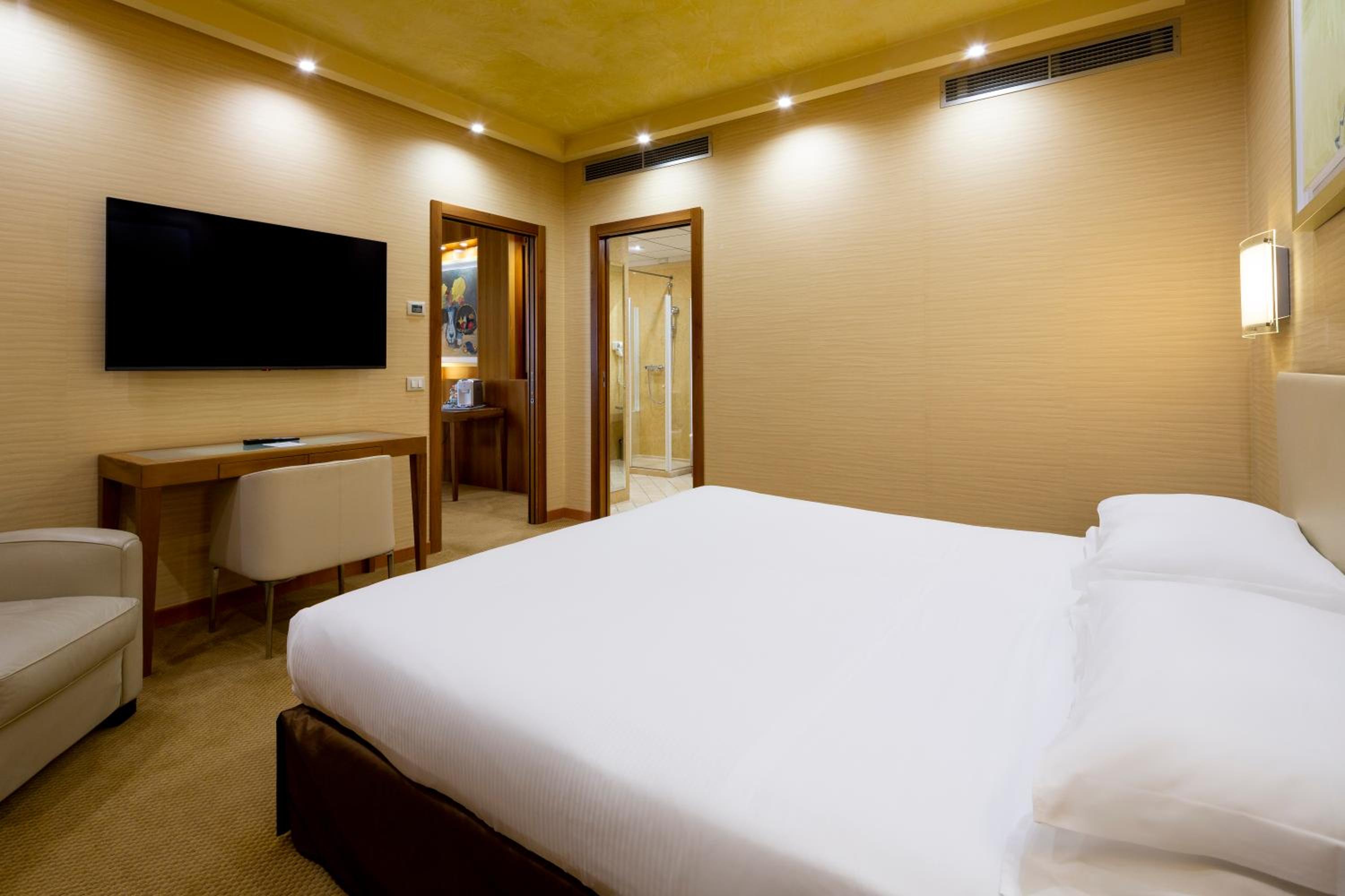 One-Bedroom Suite with Sofa Bed - Photo 4