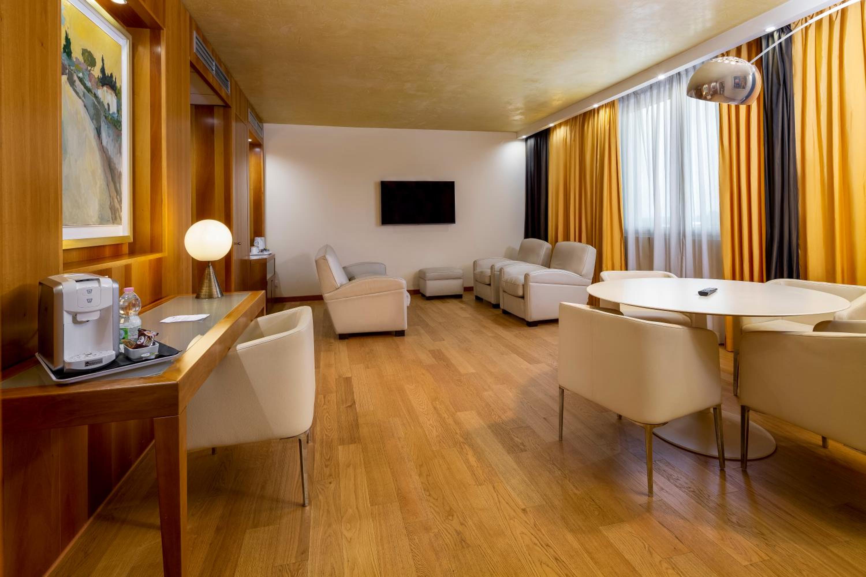 One-Bedroom Suite with Sofa Bed - Photo 7