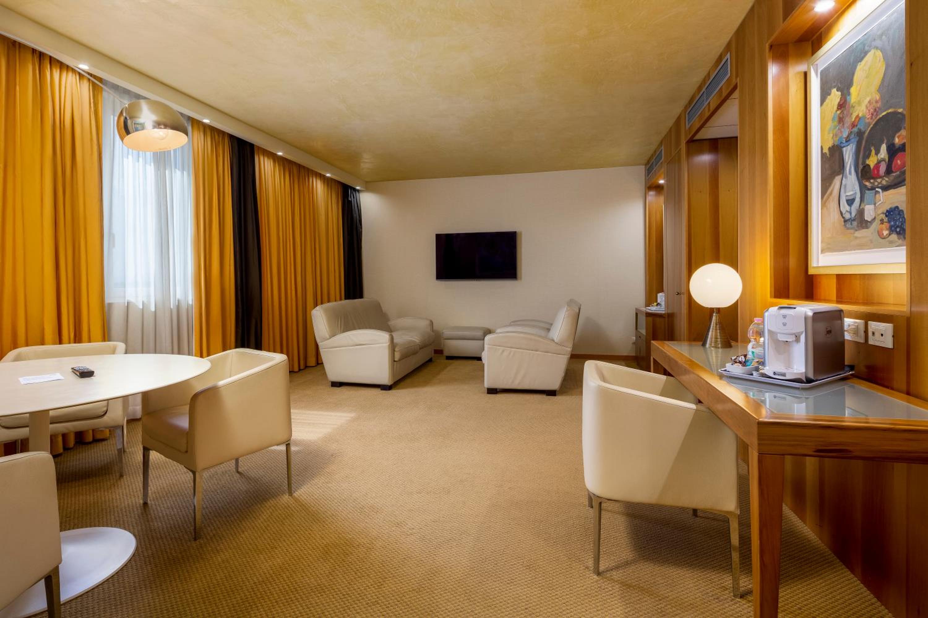 One-Bedroom Suite with Sofa Bed - Photo 5