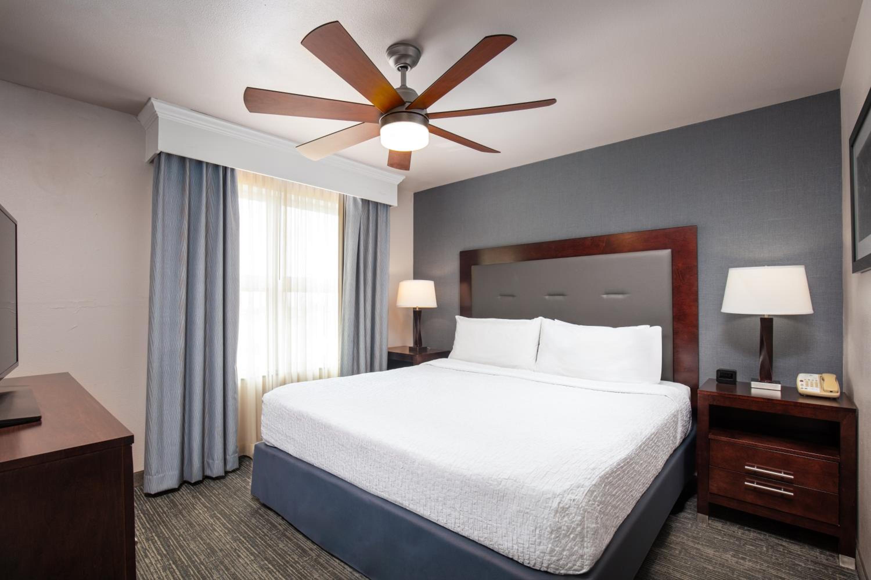 King Suite - Hearing Access/Non-Smoking - Photo 2