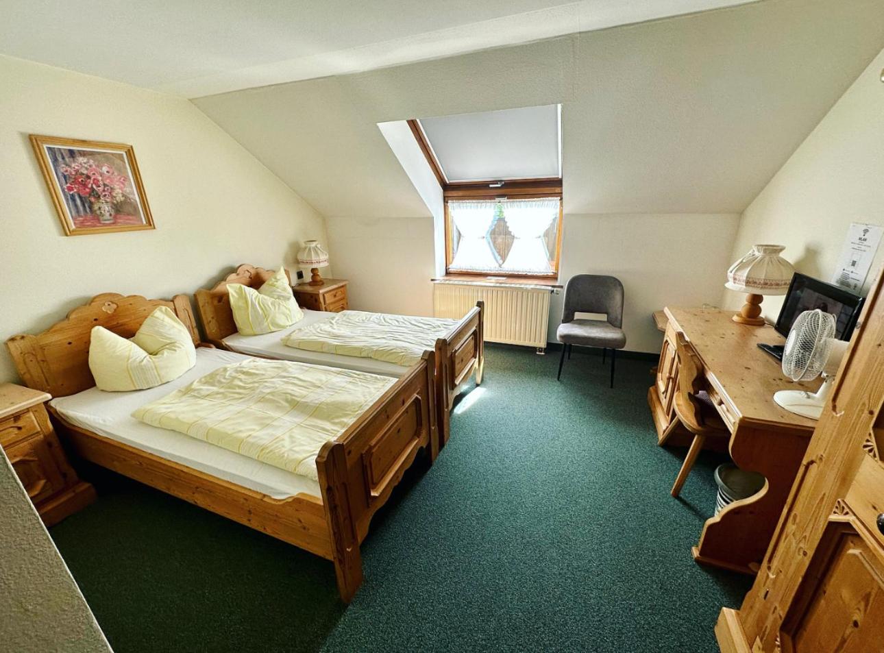 Standard Twin Room - Photo 11