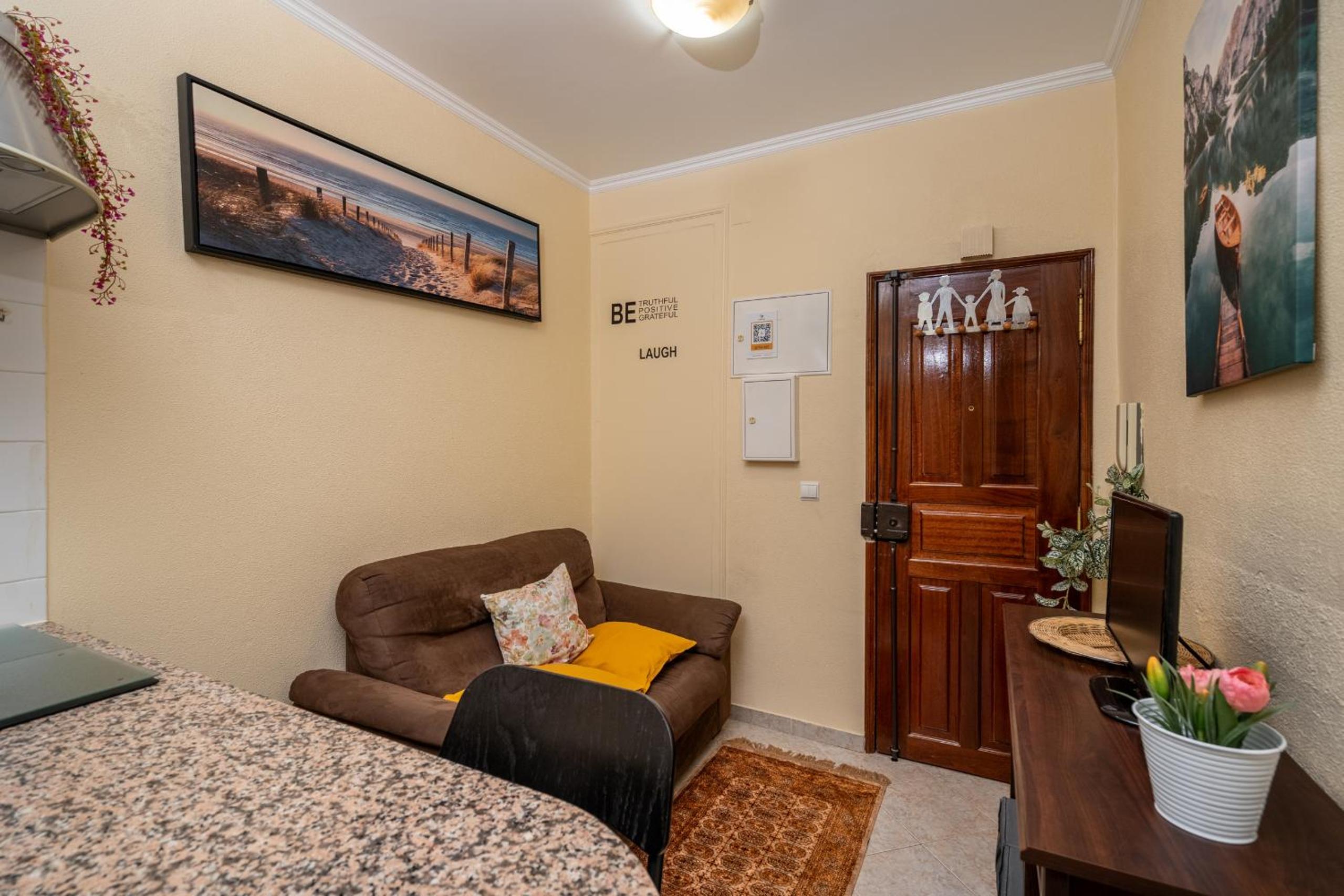 One-Bedroom Apartment photo 1