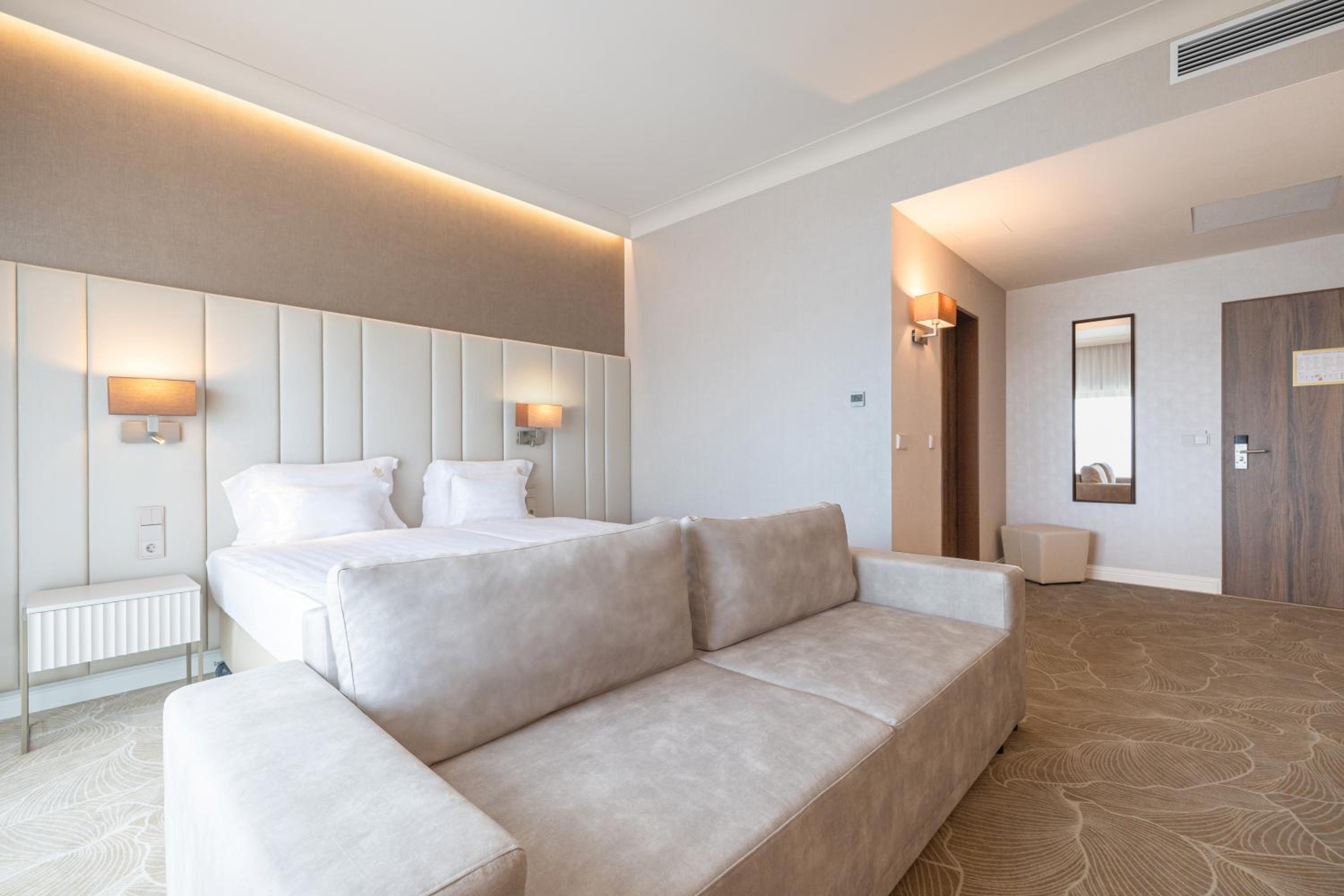 Deluxe Family Room - Photo 2