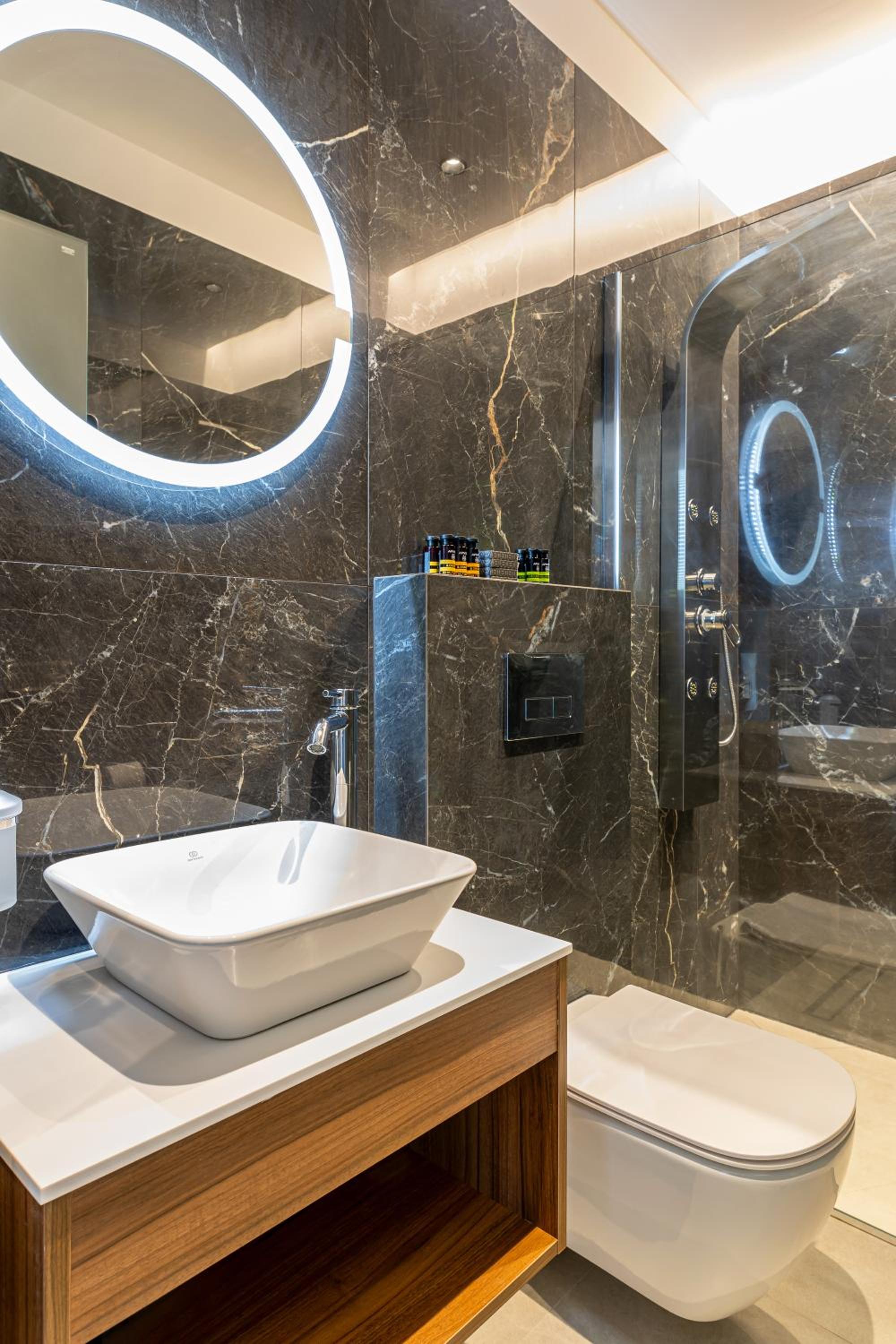 Junior Suite with Balcony - Photo 12