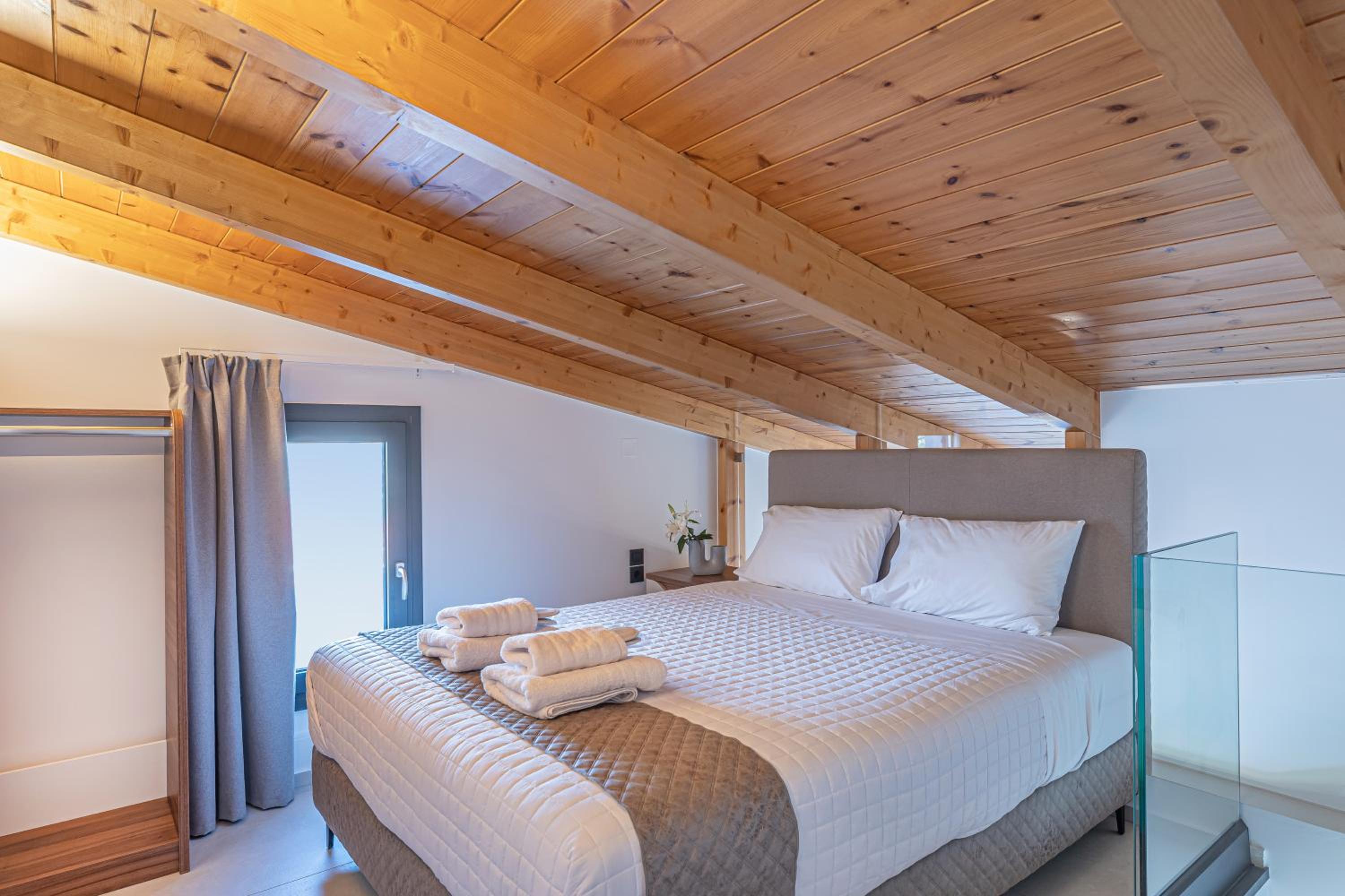 Junior Suite with Balcony - Photo 9