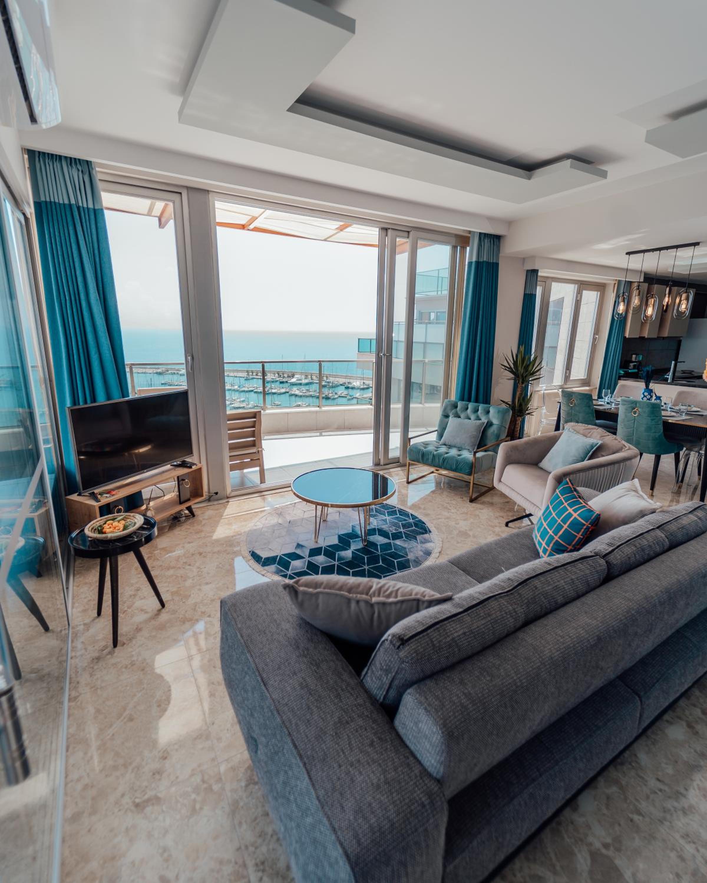 Family Suite with Balcony - Photo 9