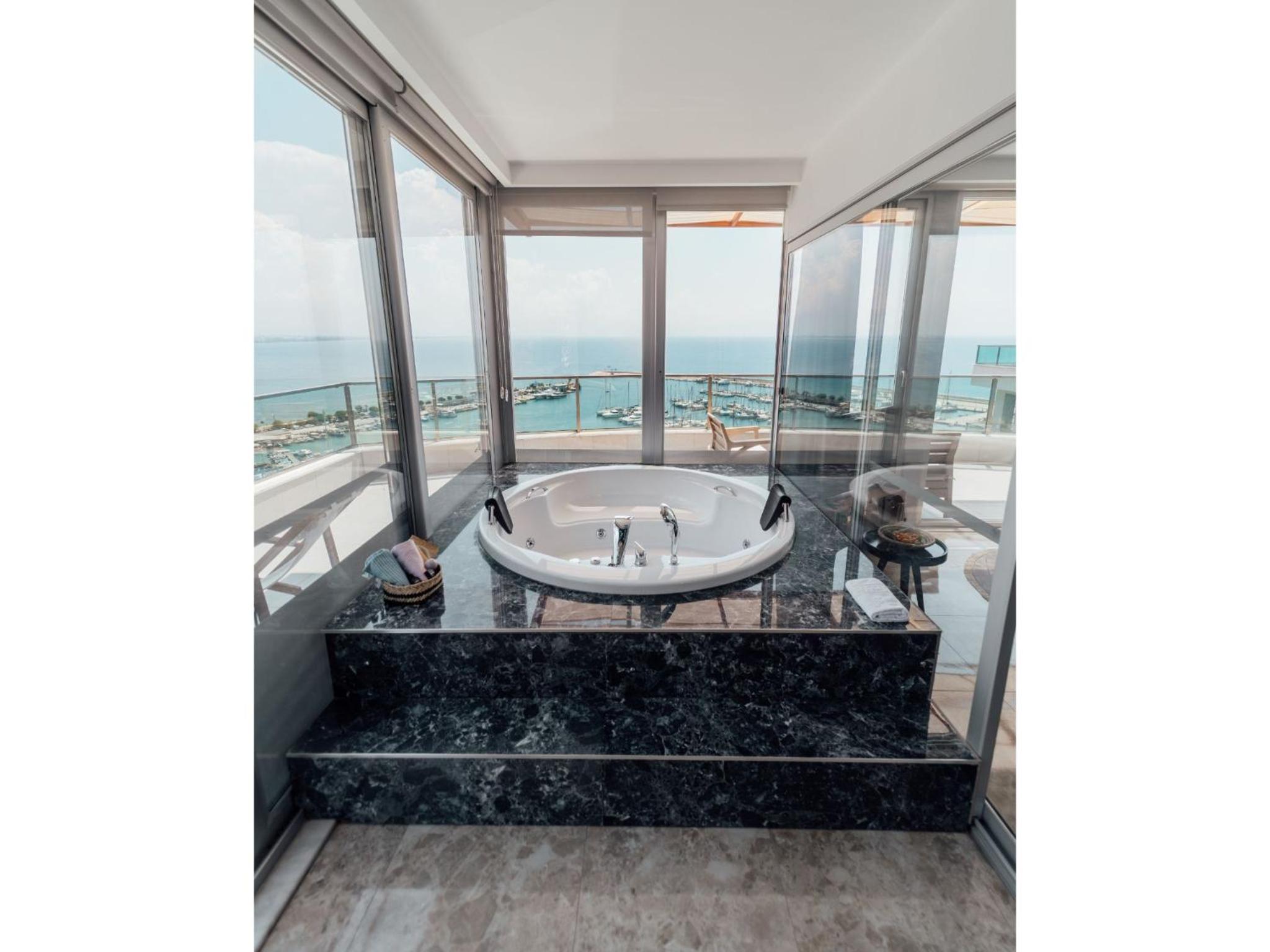 Family Suite with Balcony - Photo 2
