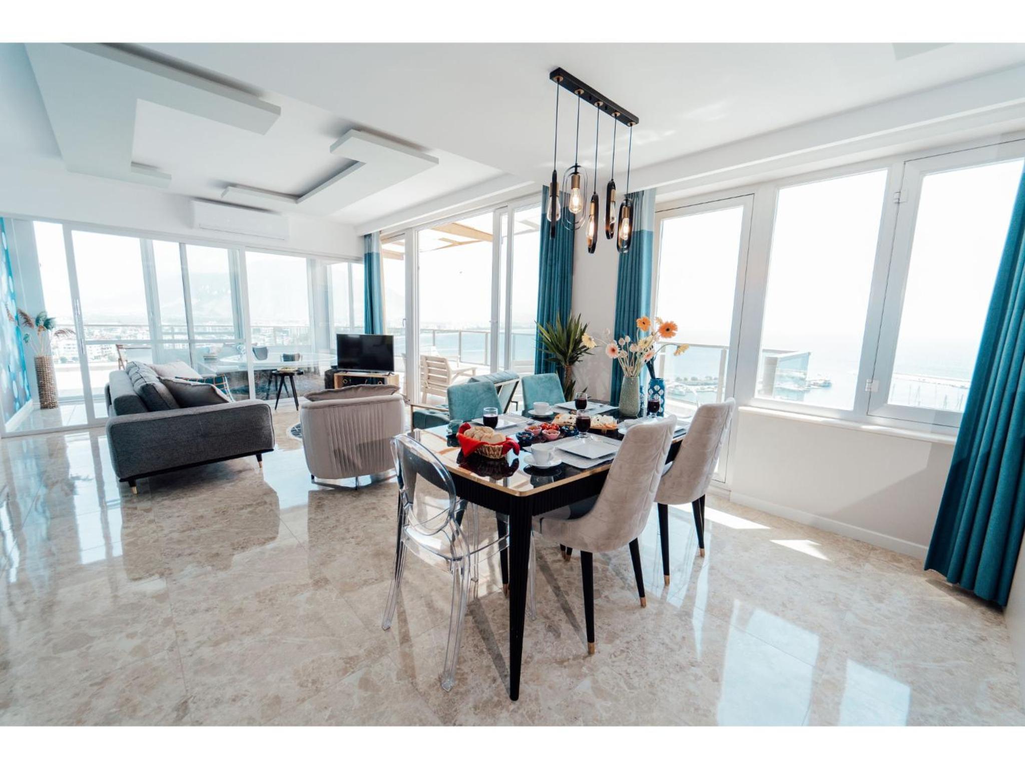 Family Suite with Balcony - Photo 11