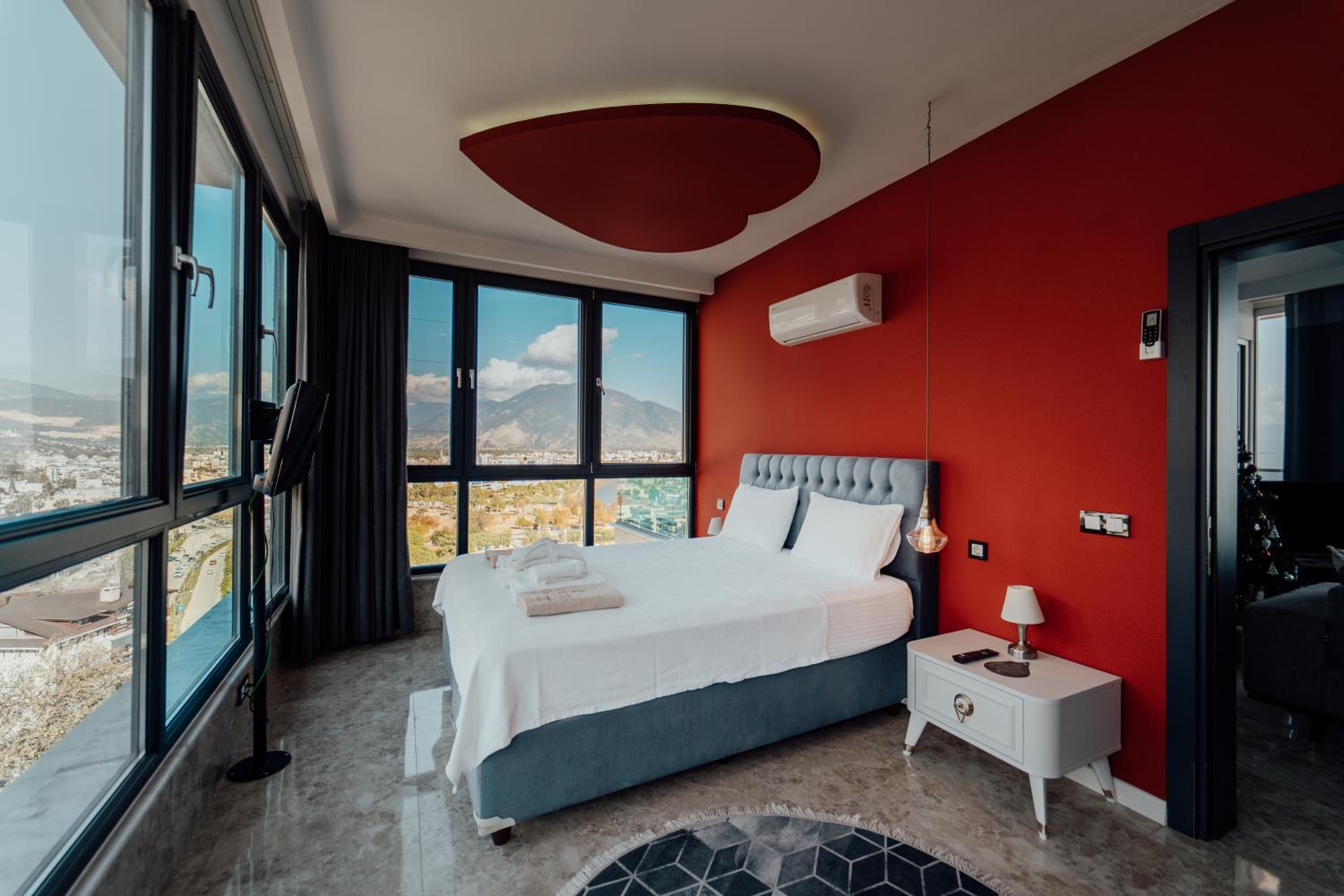 Family Suite with Balcony - Photo 7
