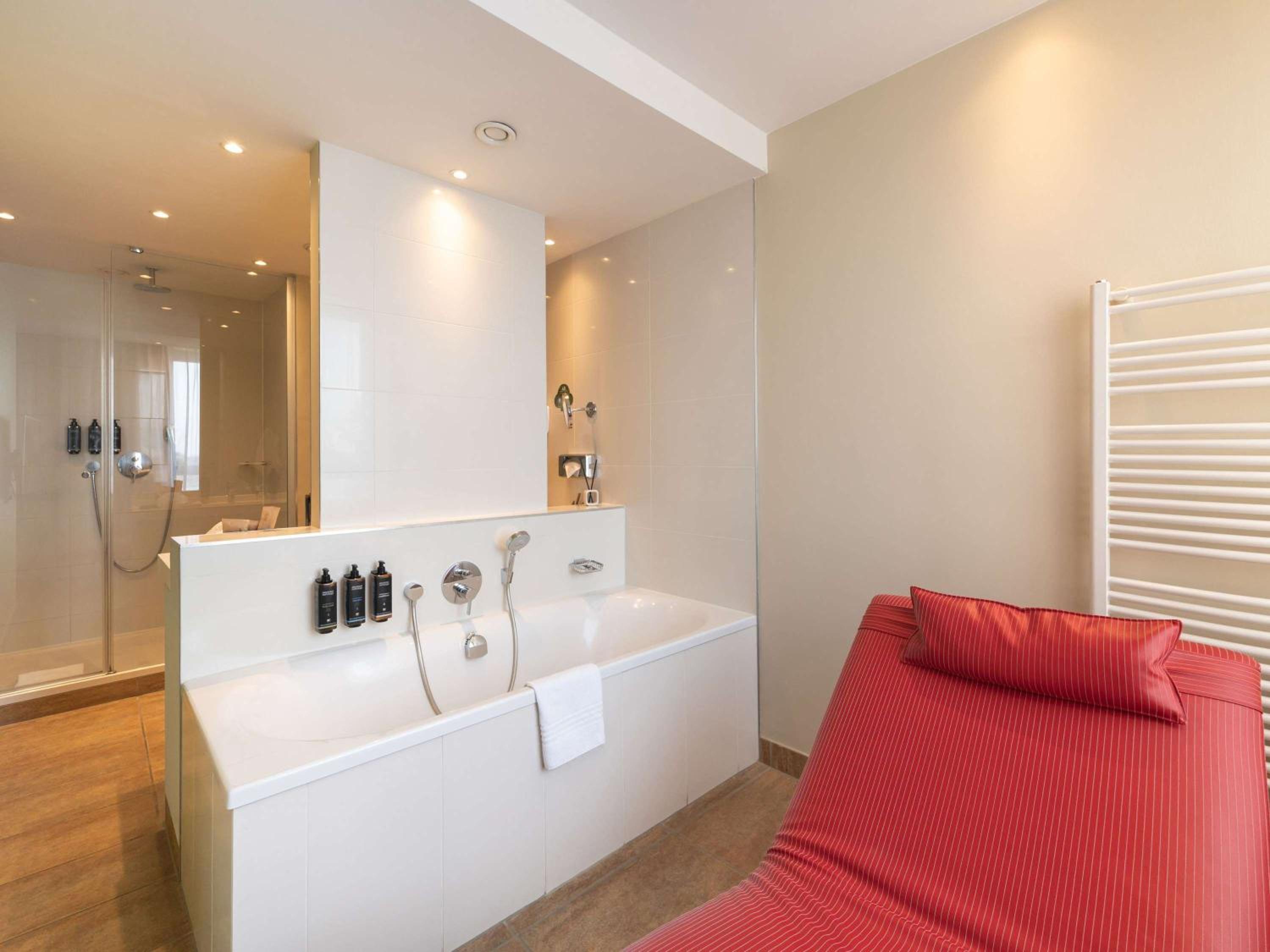 Junior Queen Suite - Photo 11
