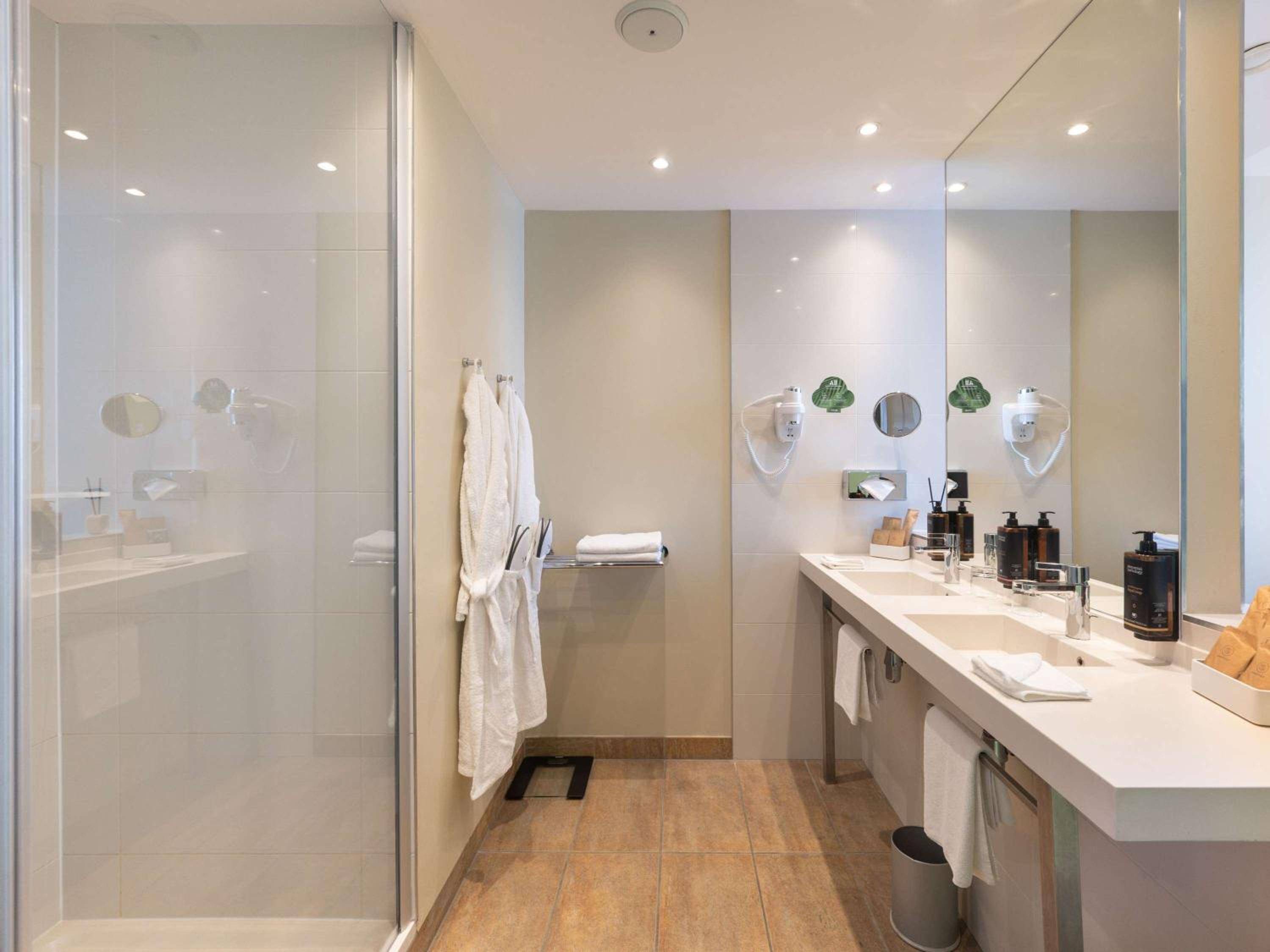 Junior Queen Suite - Photo 12
