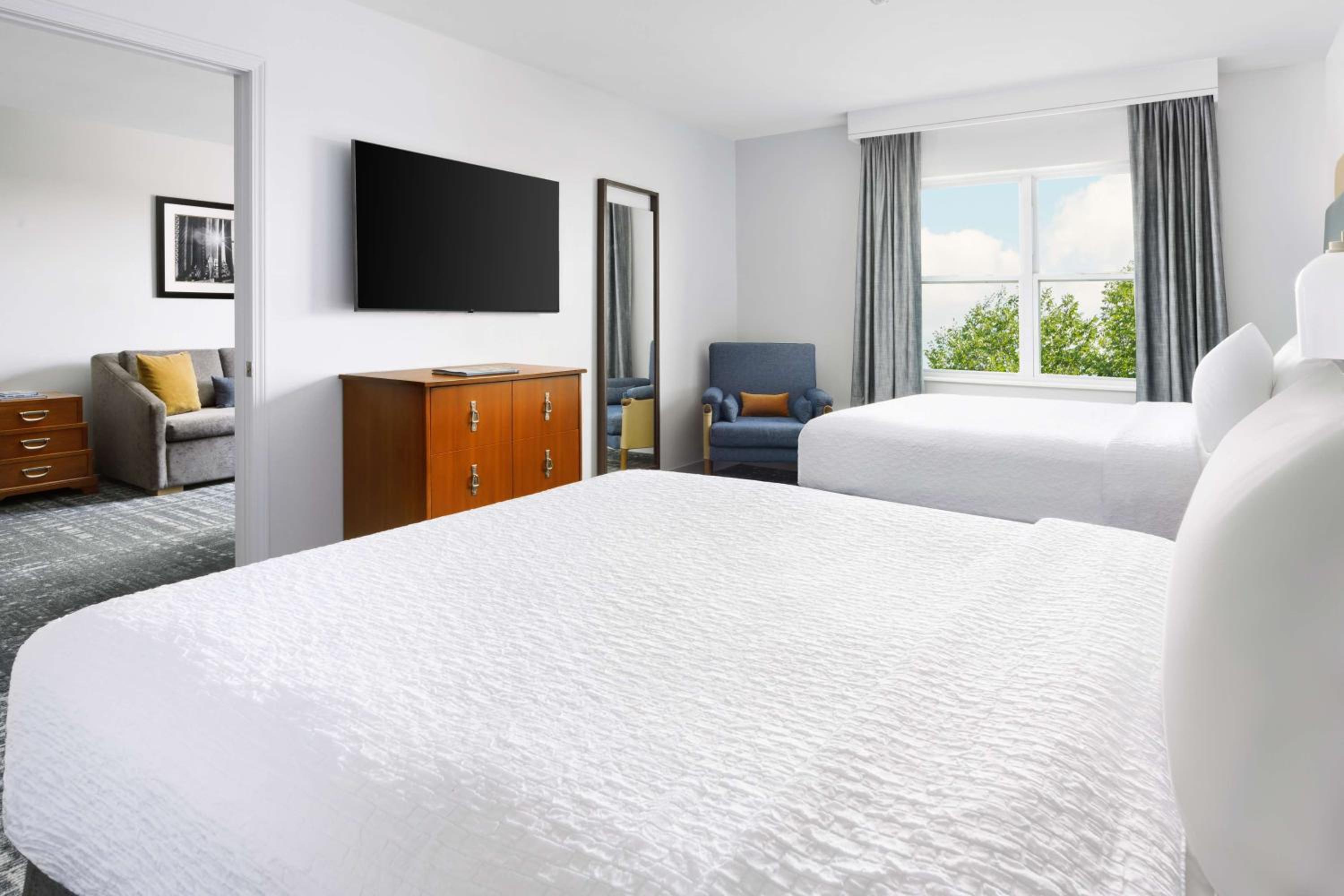 1 Bedroom Suite with Two Queen Beds -Non-Smoking - Photo 9