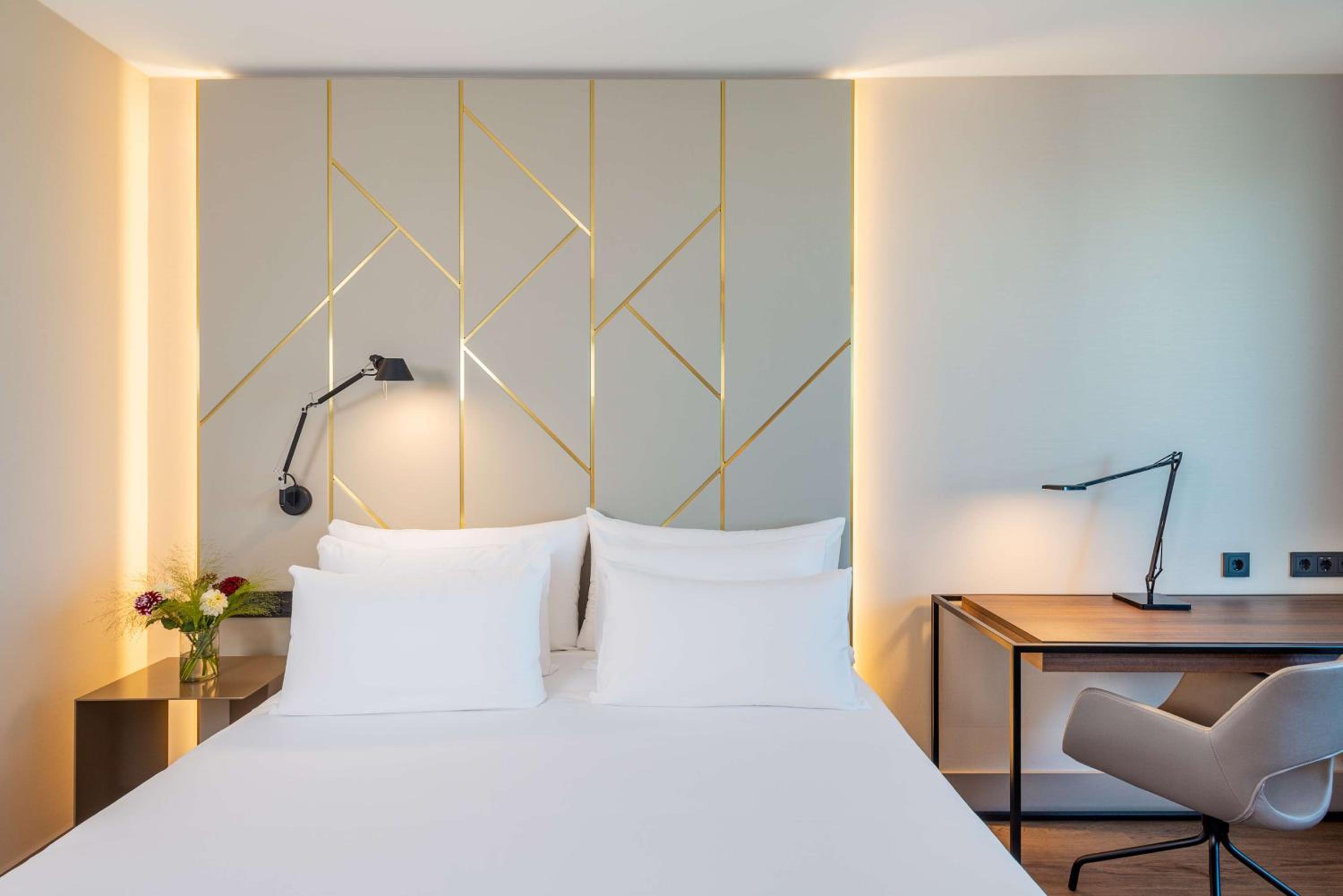 Superior Double or Twin Room with City View thumbnail 5