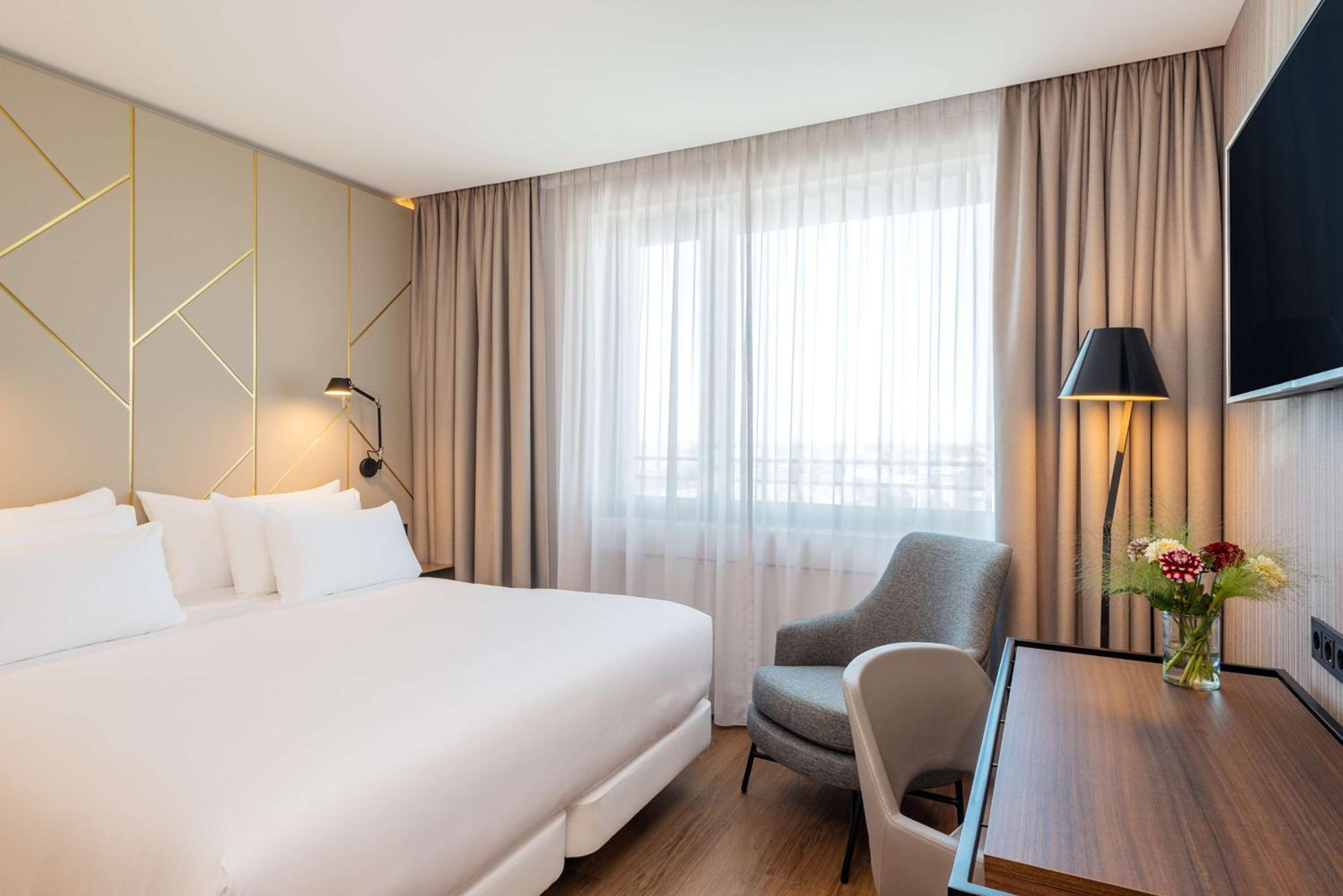 Superior Double or Twin Room thumbnail 6