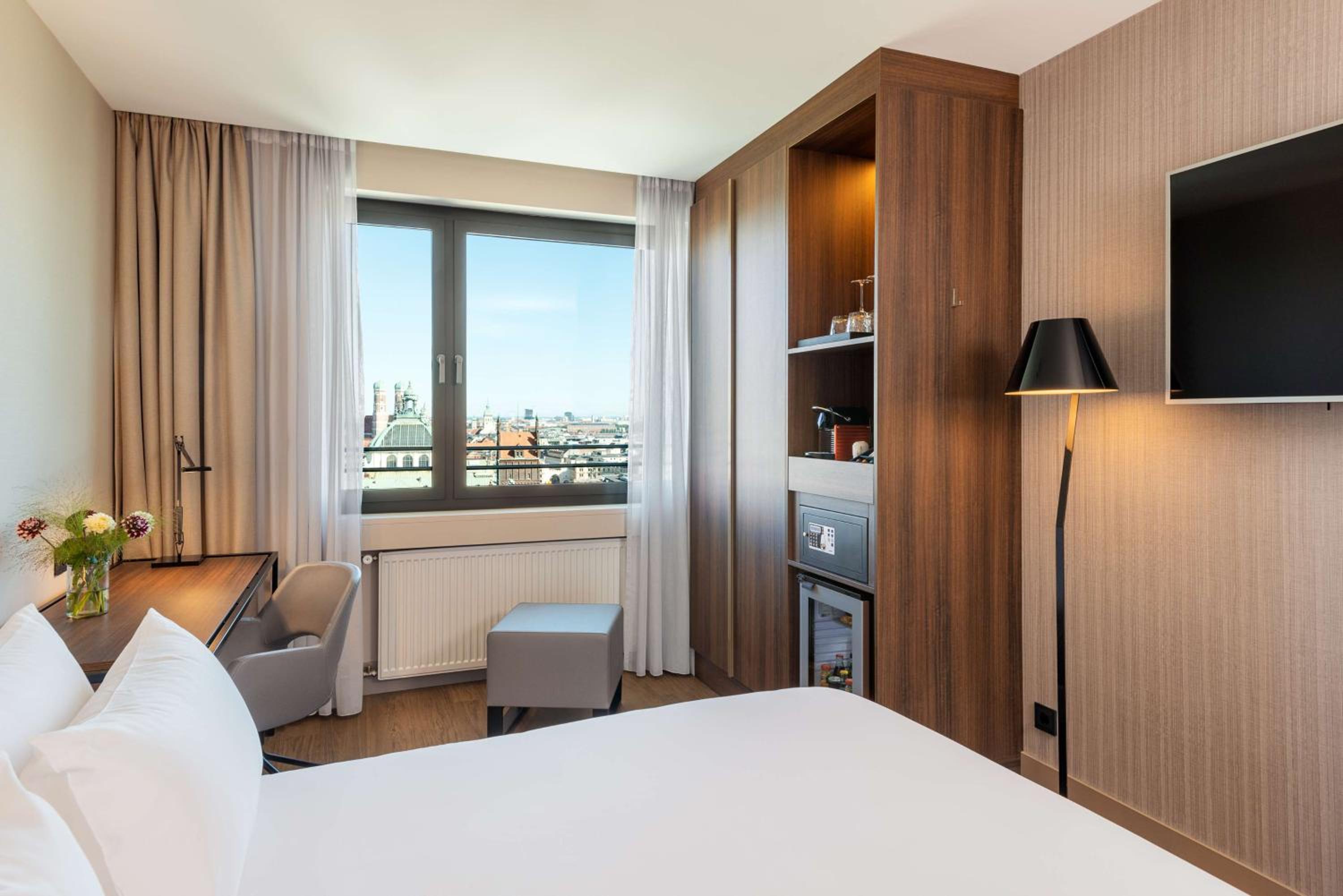 Superior Double or Twin Room with City View thumbnail 6
