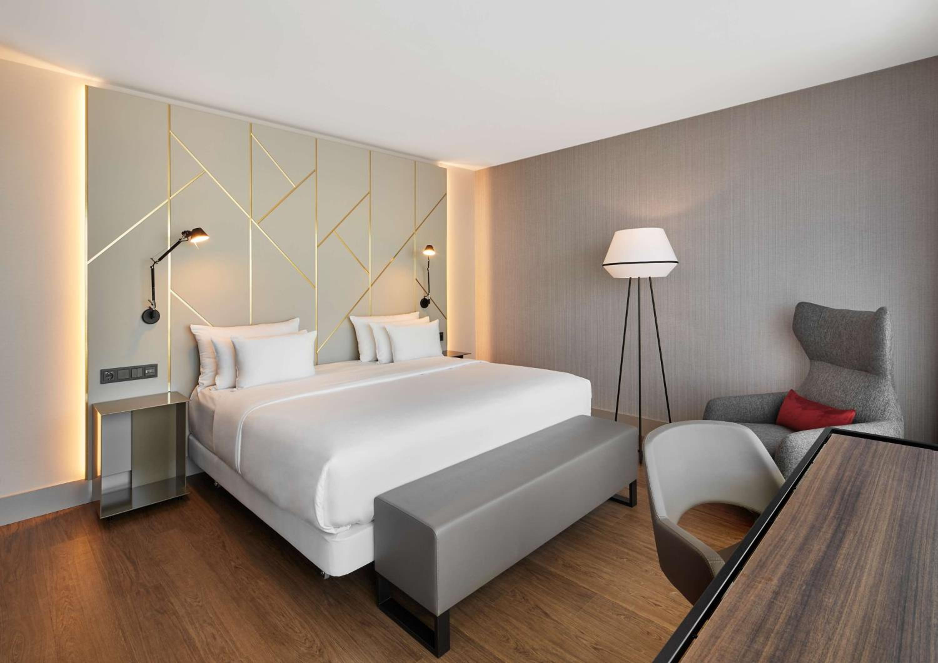 Premium Double or Twin Room with View - Photo 3