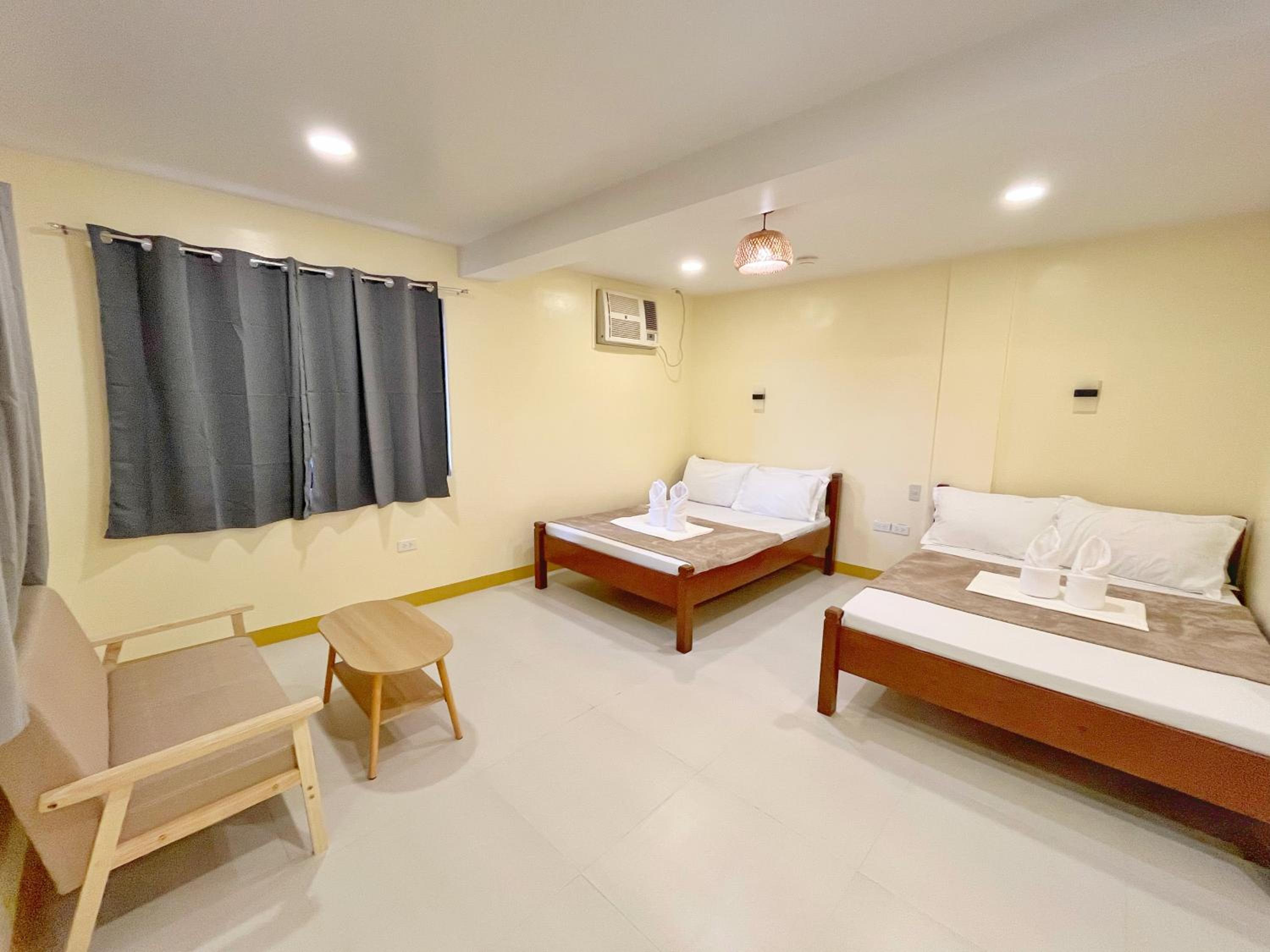 Quadruple Room with Private Bathroom - Photo 1