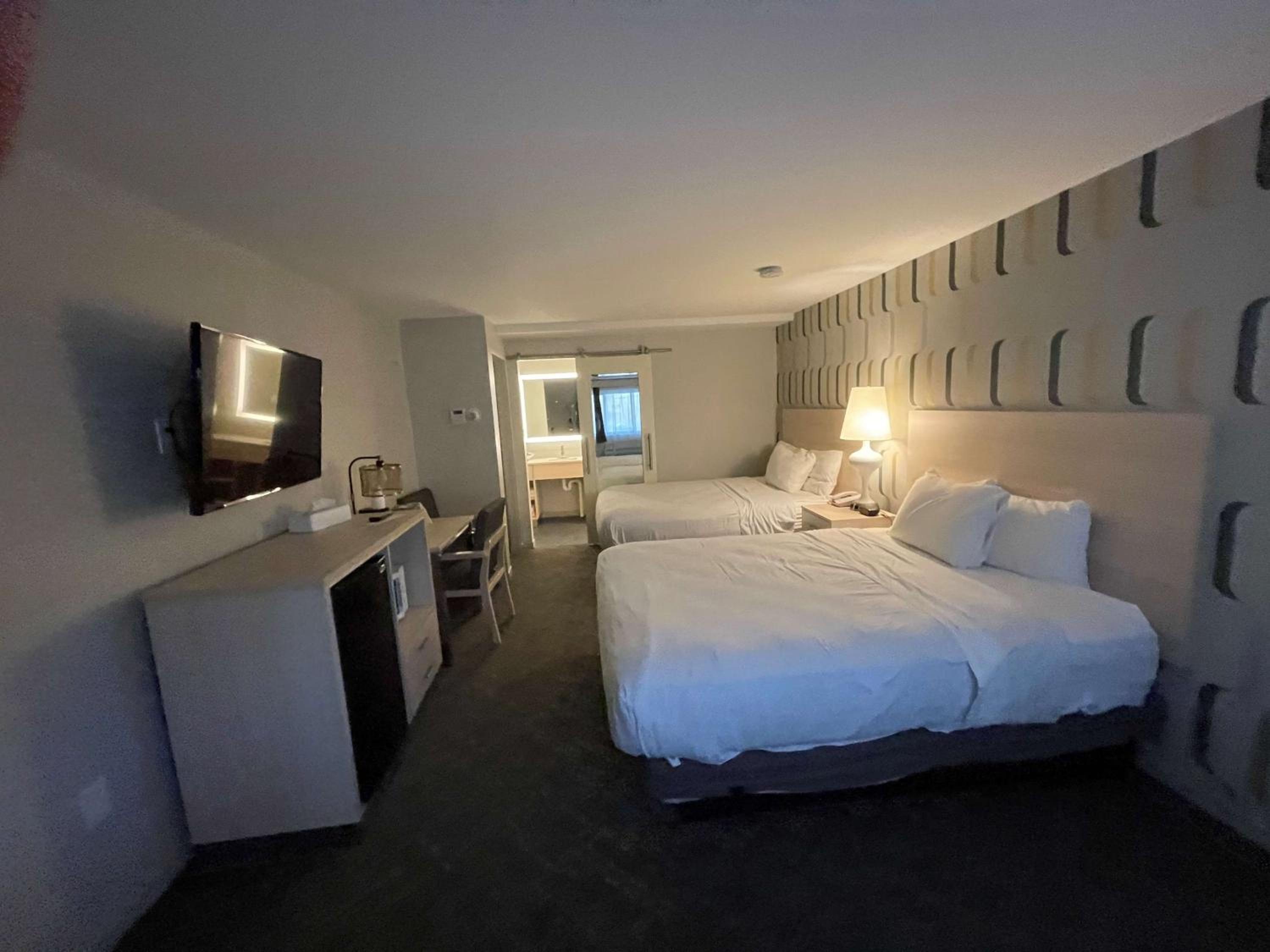 Queen Room with Two Queen Beds and Roll-In Shower - Disability Access - Photo 3