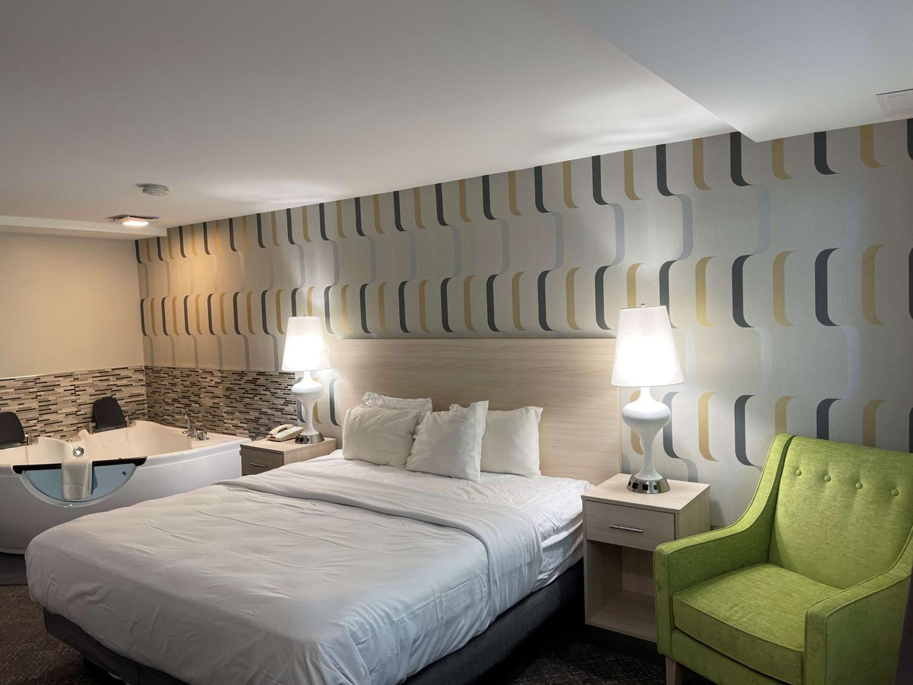 King Room with Jetted Tub (Not Pet-Friendly) - Photo 1