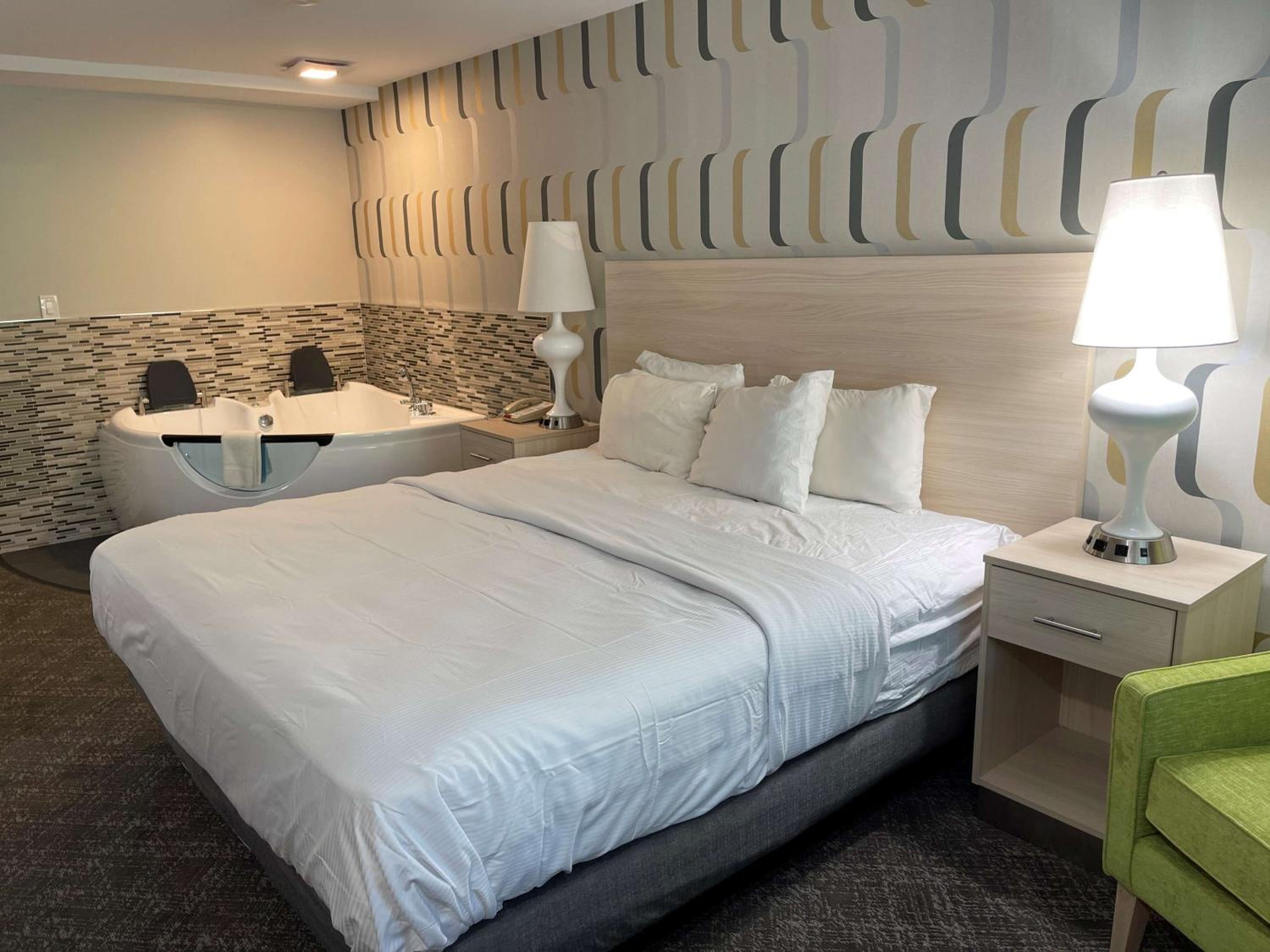 King Room with Jetted Tub (Not Pet-Friendly) - Photo 5