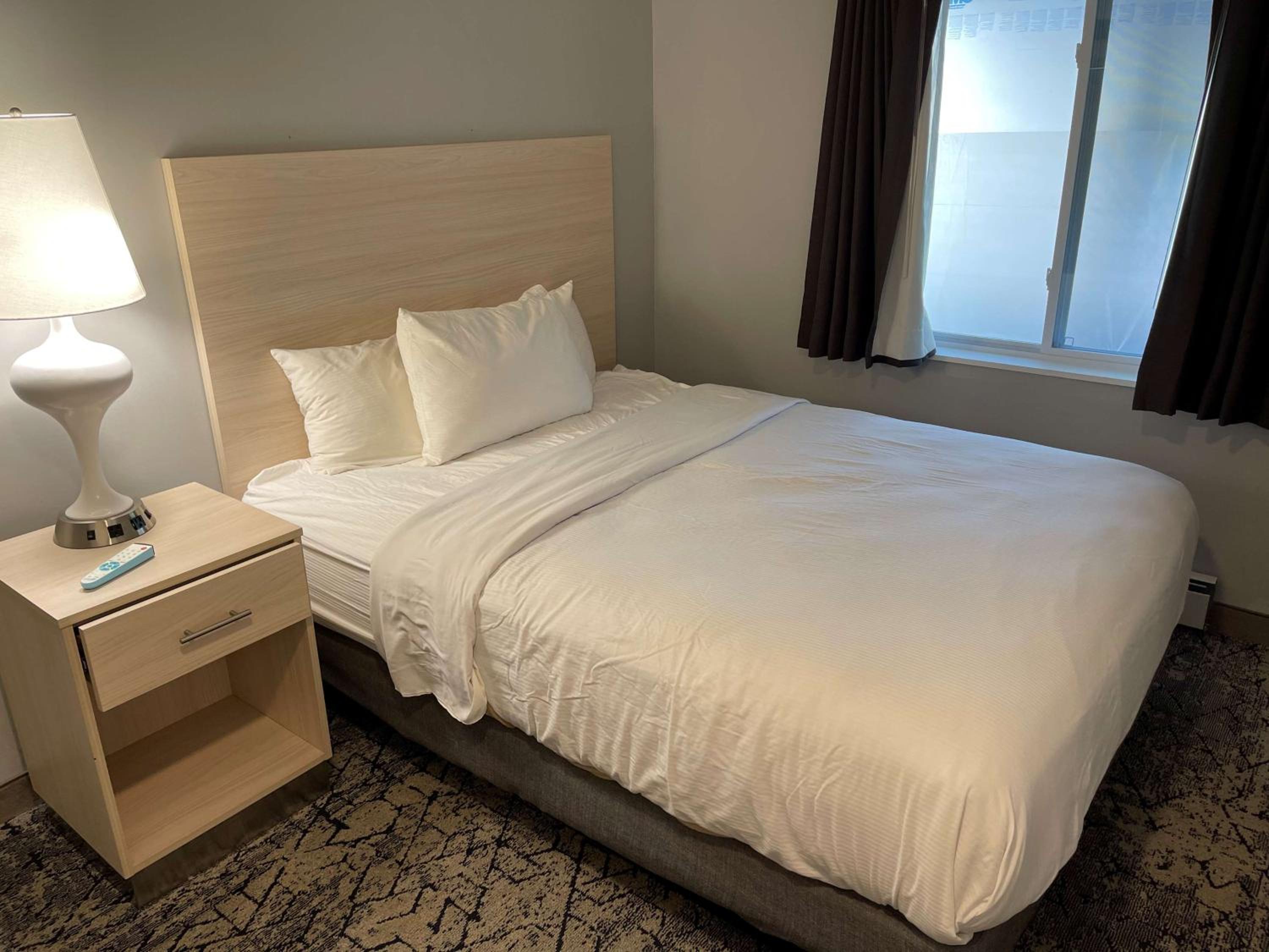 Suite with Three Queen beds - Photo 3