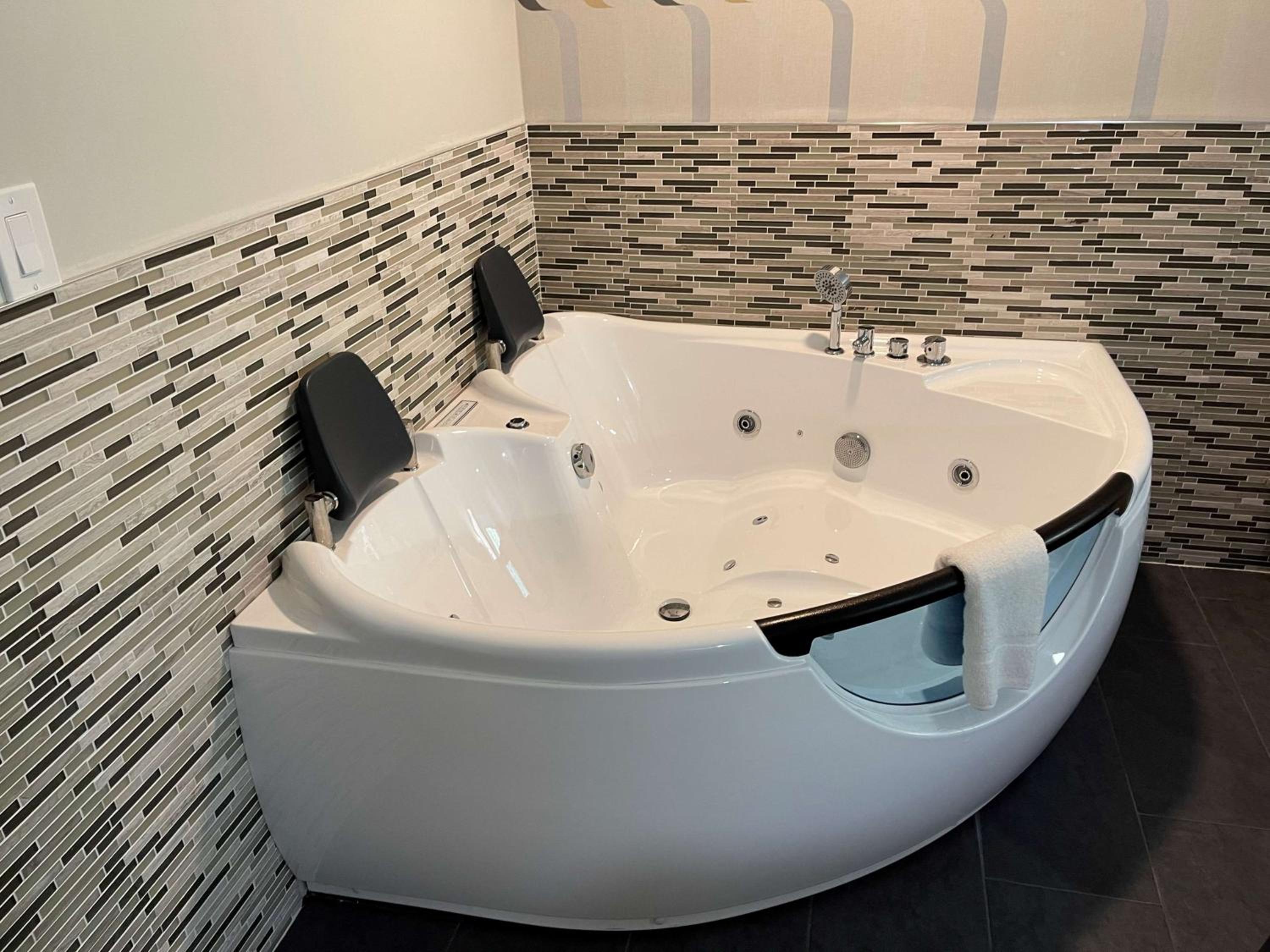 King Room with Jetted Tub (Not Pet-Friendly) - Photo 6